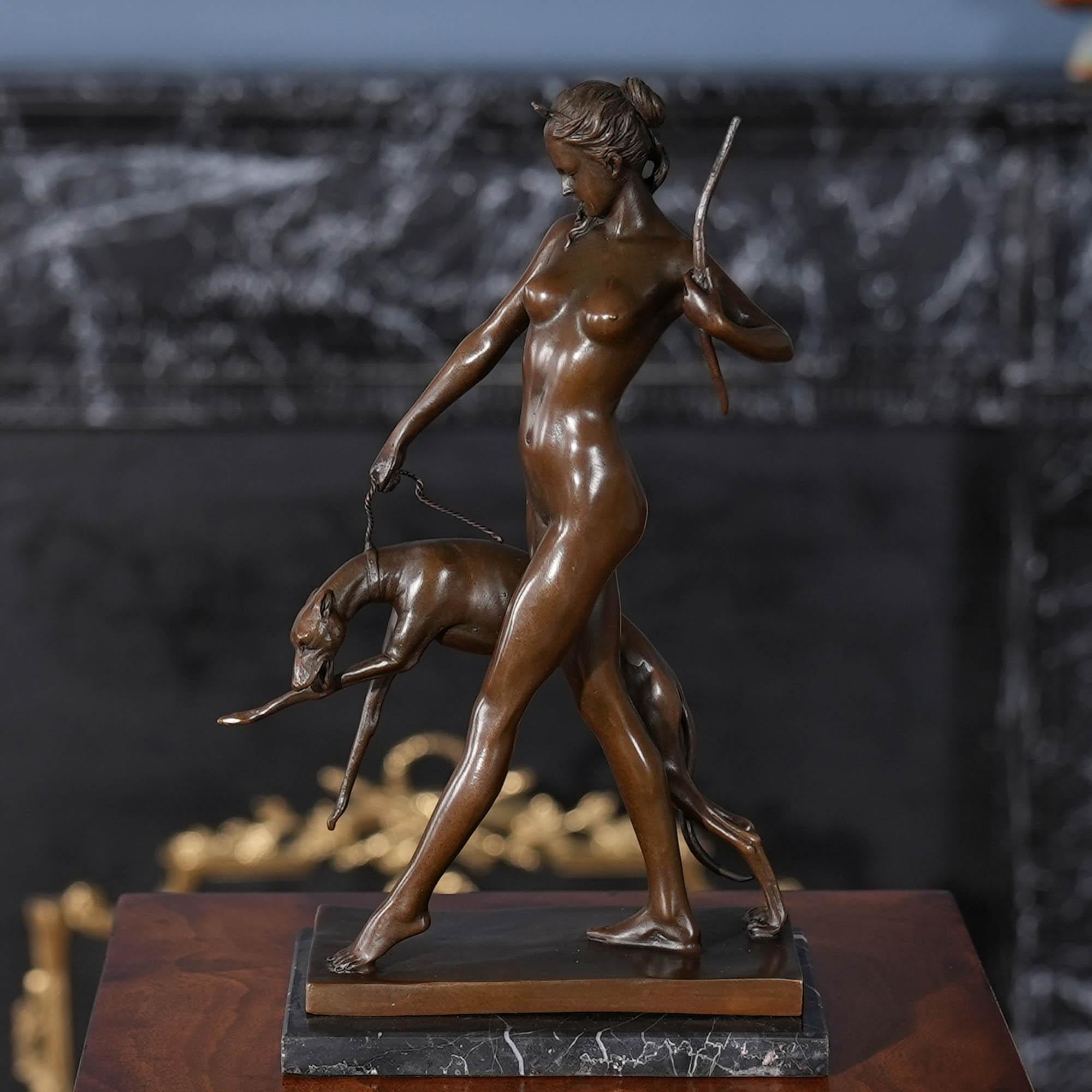Gracieuse même lorsqu'elle est immobile, la chasseresse en bronze avec chien sur socle en marbre est un ajout charmant à tout décor. Utilisant des méthodes traditionnelles de moulage à la cire perdue, la statue en bronze de la chasseresse avec son
