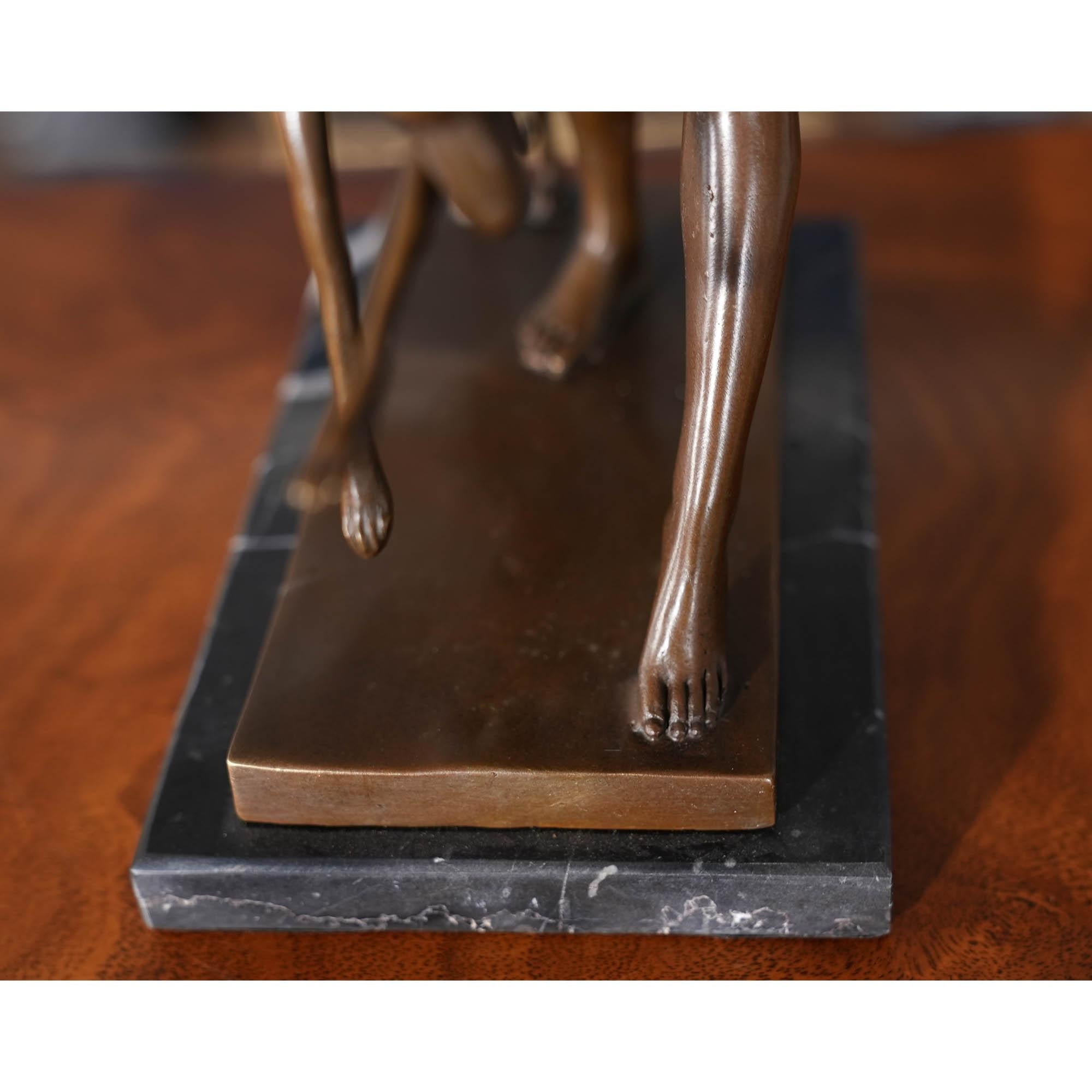 Hunteur en bronze avec chien sur base en marbre en vente 1