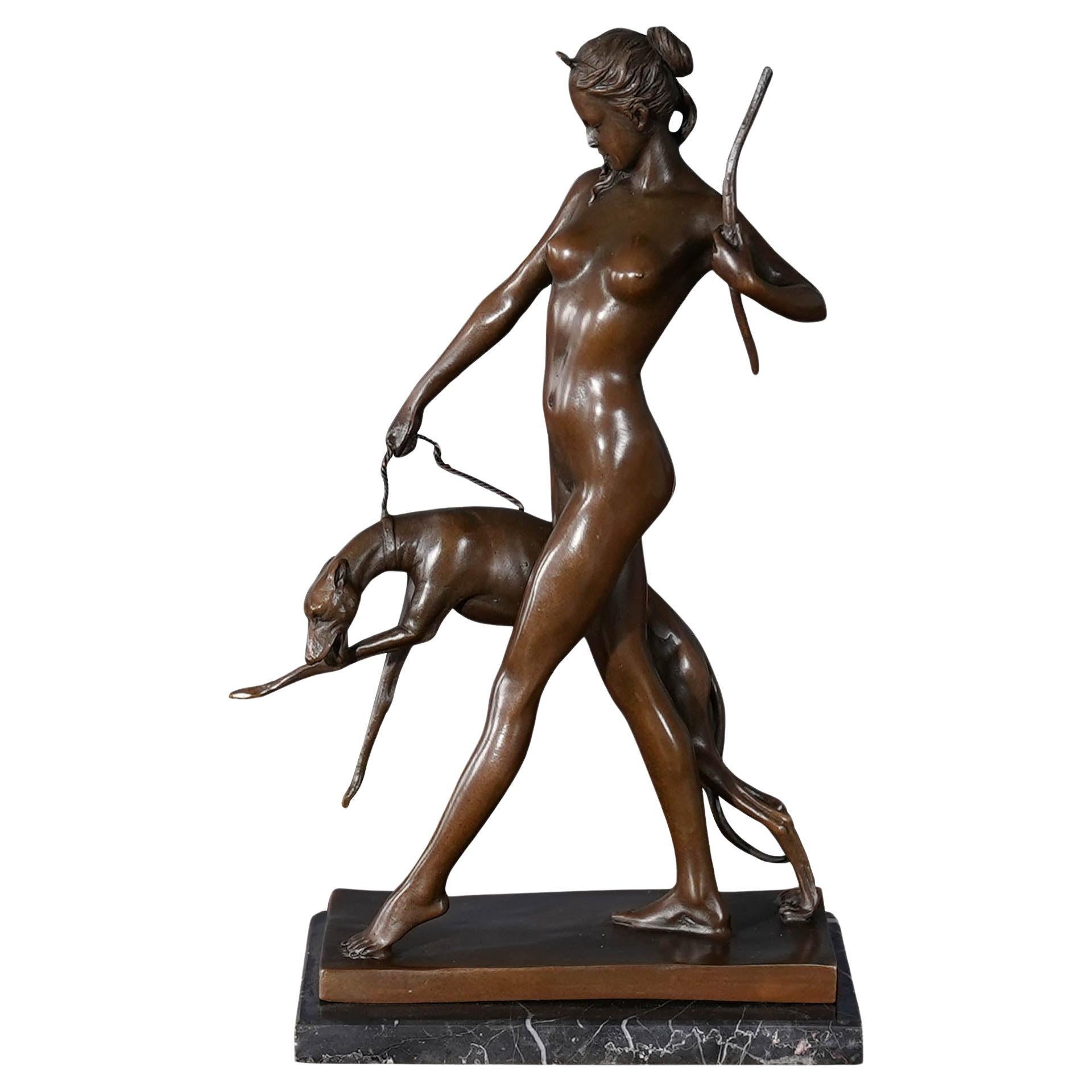 Bronze- Jagd Jägerin mit Hund auf Marmorsockel im Angebot