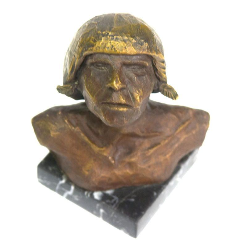 Testa di indio amazzonico in bronzo firmata Bicata (marcata 1/8) su base in marmo della fonderia Alfa Arte. Dimensioni altezza 15 cm.

Informazioni aggiuntive:
Materiale: Bronzo
Artista: Bicata.