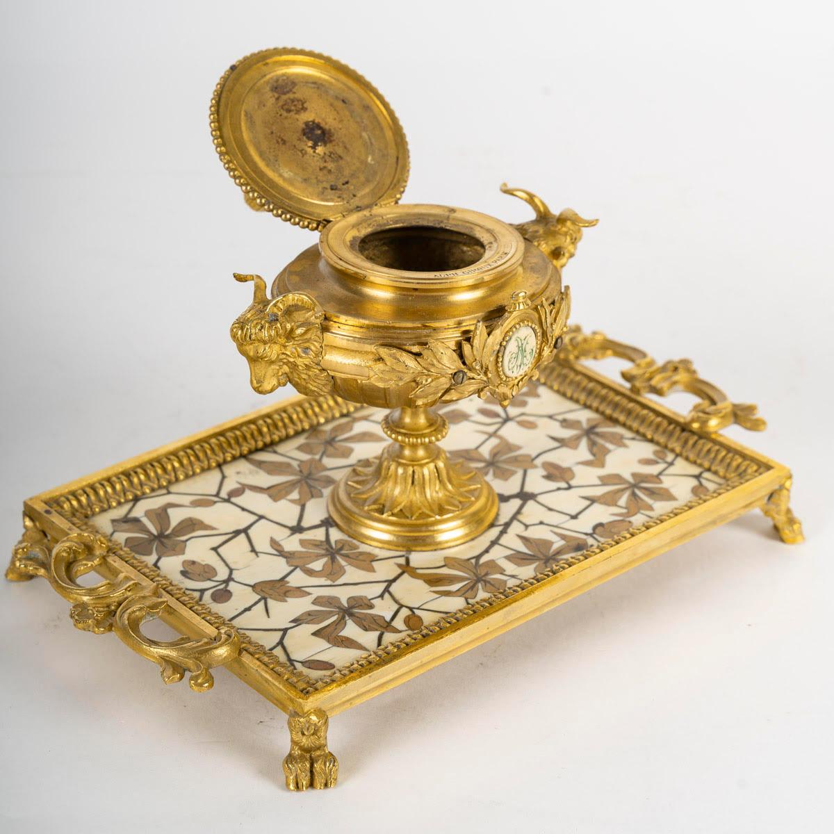 Bronze inkwell in the Japanese style, 19th century, Napoleon III period.

Inkwell by Ferdinand Duvivier, signed FD, and Alphonse Giraux, Alphonse Giraux Paris, in gilt bronze and marquetry, Japanese style, 19th century, Napoleon III period.
H: 14cm,