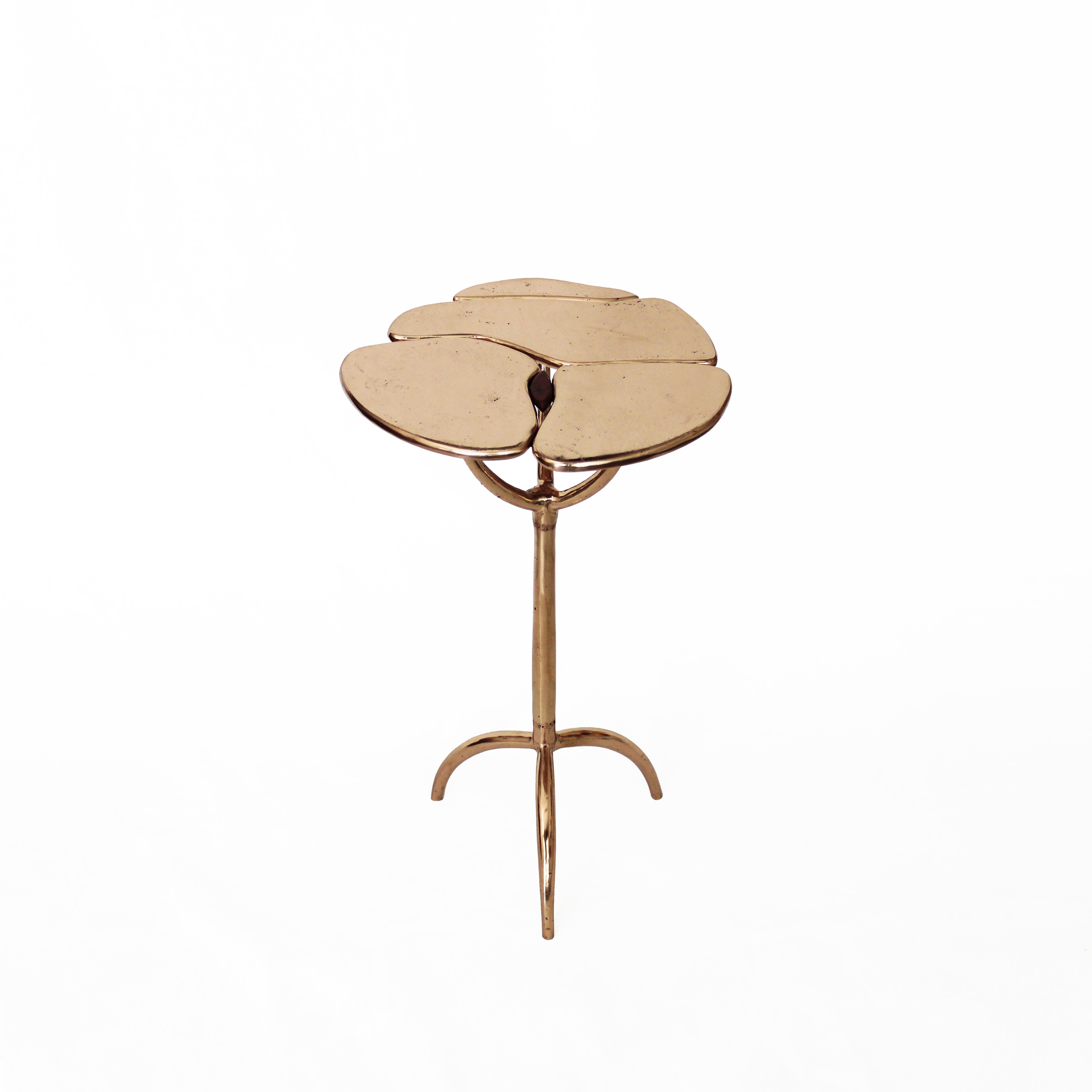Mesa auxiliar Iris de bronce de Studio Sunt
Dimensiones: P 31 x A 53 cm. 
Materiales: Bronce.

Studio Sunt es un estudio de diseño con sede en Estambul que renueva las tradiciones aplicando la artesanía fina al diseño contemporáneo con la