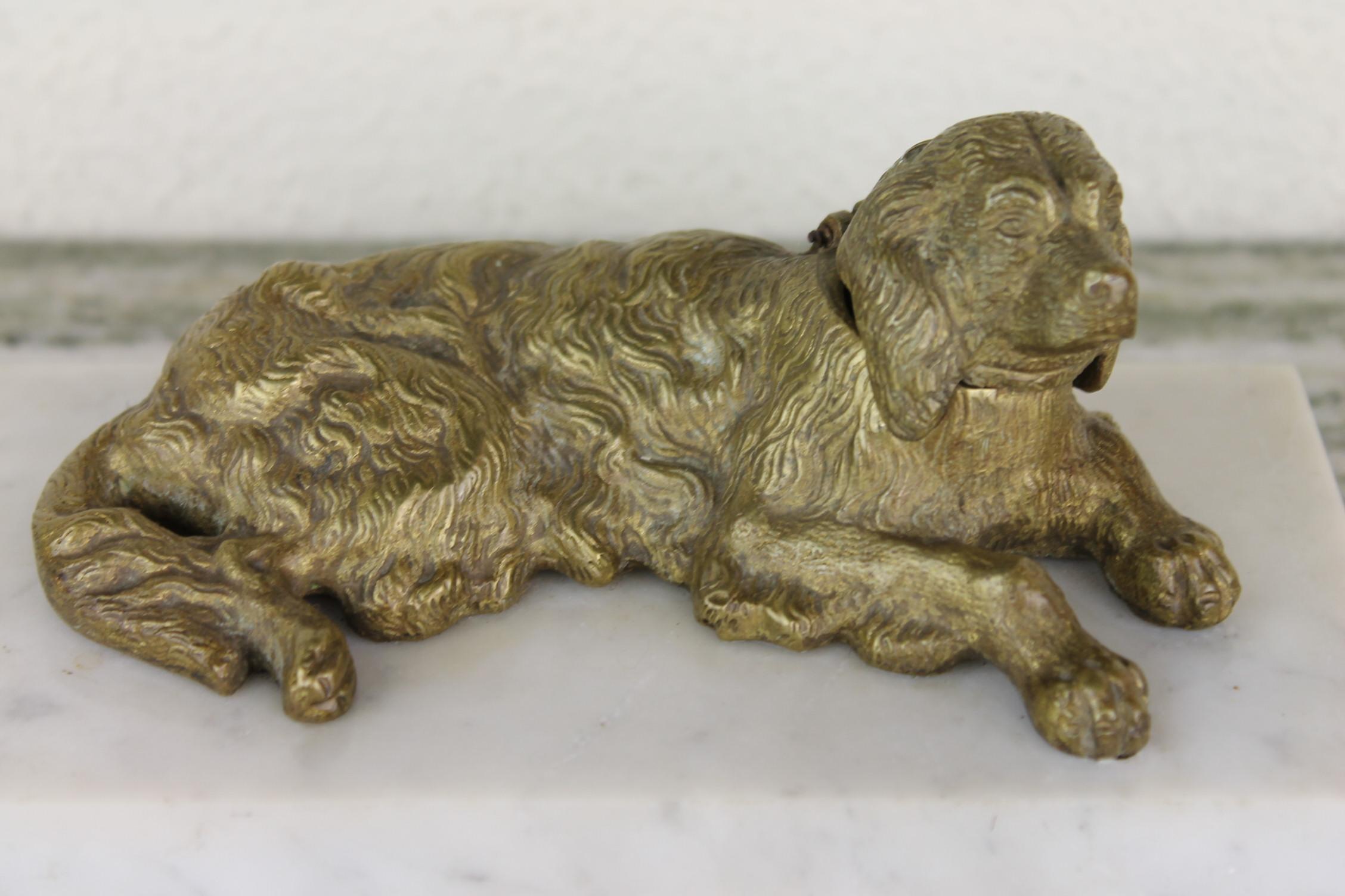 Art Deco Tintenfass mit Irish Setter Hund. 
Dieses Tintenfass hat einen Marmorsockel, eine Irish Setter-Skulptur aus Bronze und ein Tintenfass aus Kupfer und Zinn. 
Dieses Schreibtisch-Accessoire mit einem Sport- und Jagdhund wird in Ihrem Interieur