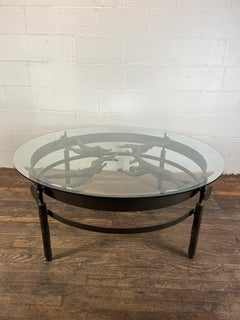 Bronze Eisen skulpturale Couchtisch Semi Nude