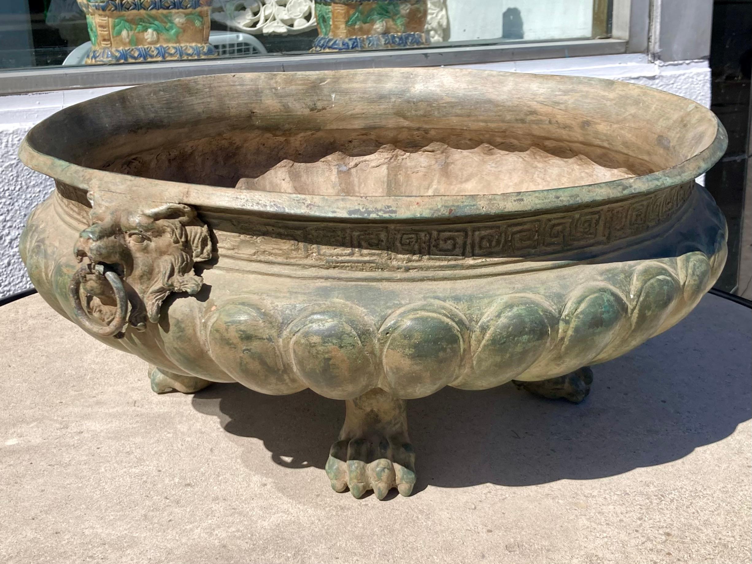 Bronze Italian Classical Lion Paw Footed Planter In Good Condition For Sale In Los Angeles, CA