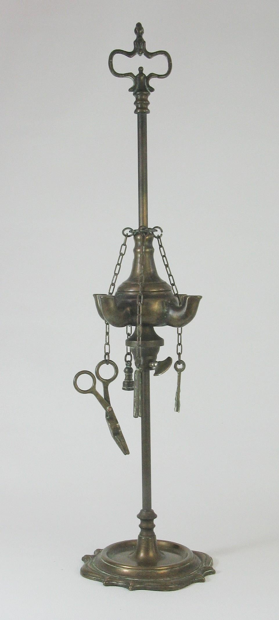 Italienische Bronze-Öllampe „Lucerne“ mit vier Löffeln, Öllampe, 19./20. Jahrhundert, Öllampe mit Urne, Bronze (Handgefertigt) im Angebot