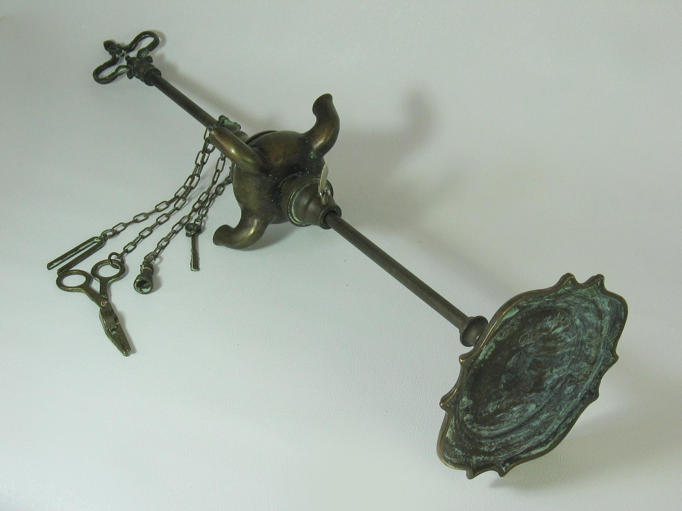 Italienische Bronze-Öllampe „Lucerne“ mit vier Löffeln, Öllampe, 19./20. Jahrhundert, Öllampe mit Urne, Bronze im Zustand „Gut“ im Angebot in Ottawa, Ontario