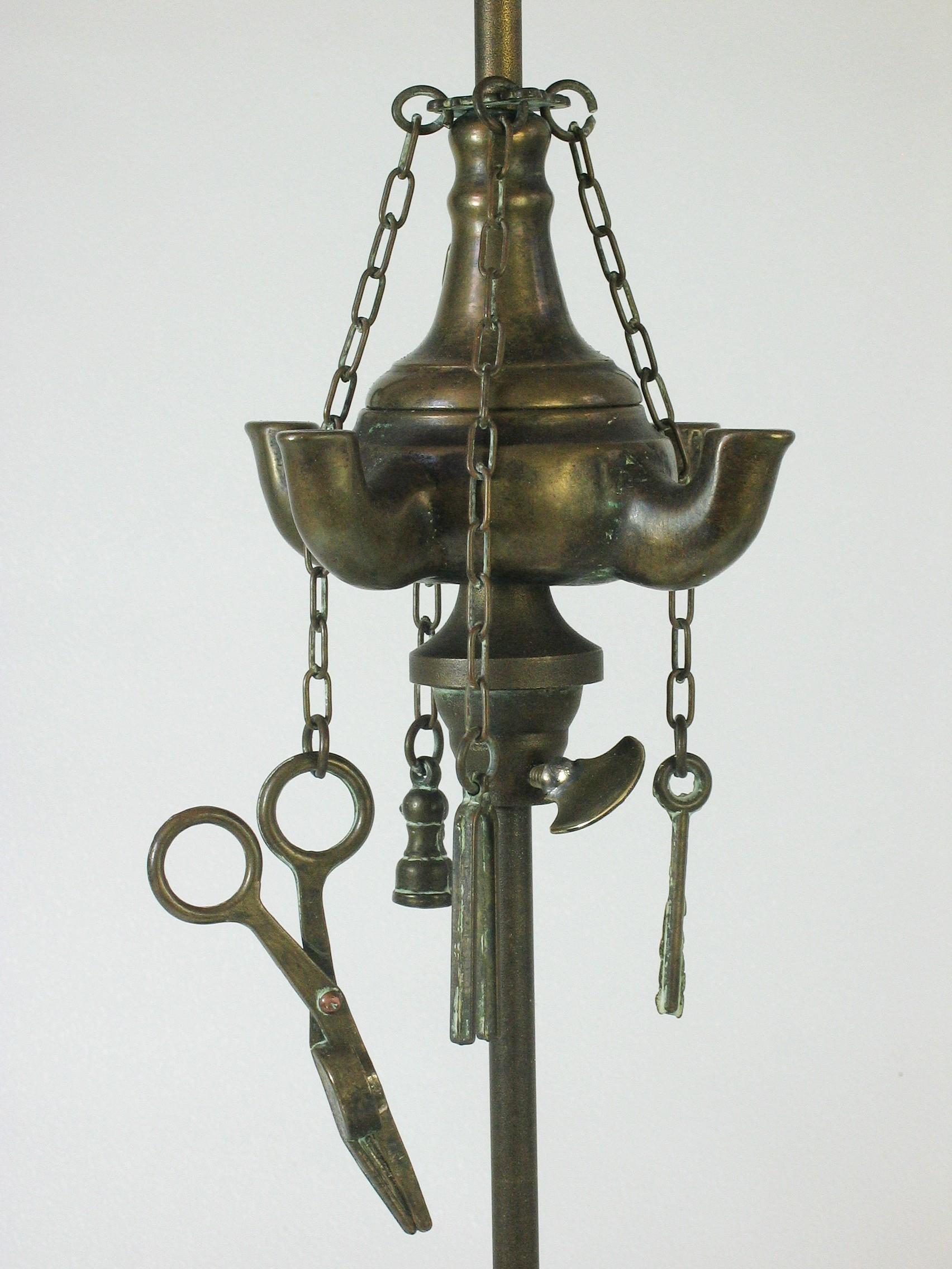 Italienische Bronze-Öllampe „Lucerne“ mit vier Löffeln, Öllampe, 19./20. Jahrhundert, Öllampe mit Urne, Bronze (19. Jahrhundert) im Angebot