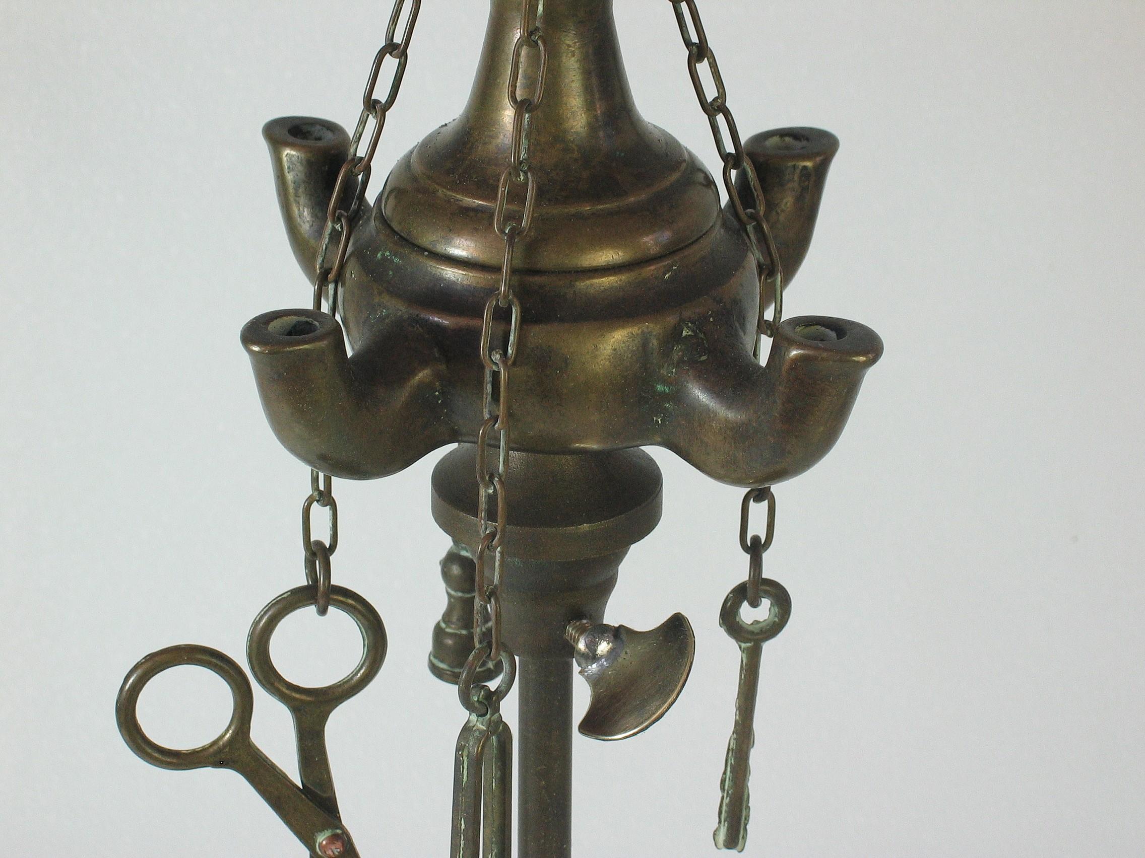 Italienische Bronze-Öllampe „Lucerne“ mit vier Löffeln, Öllampe, 19./20. Jahrhundert, Öllampe mit Urne, Bronze im Angebot 1