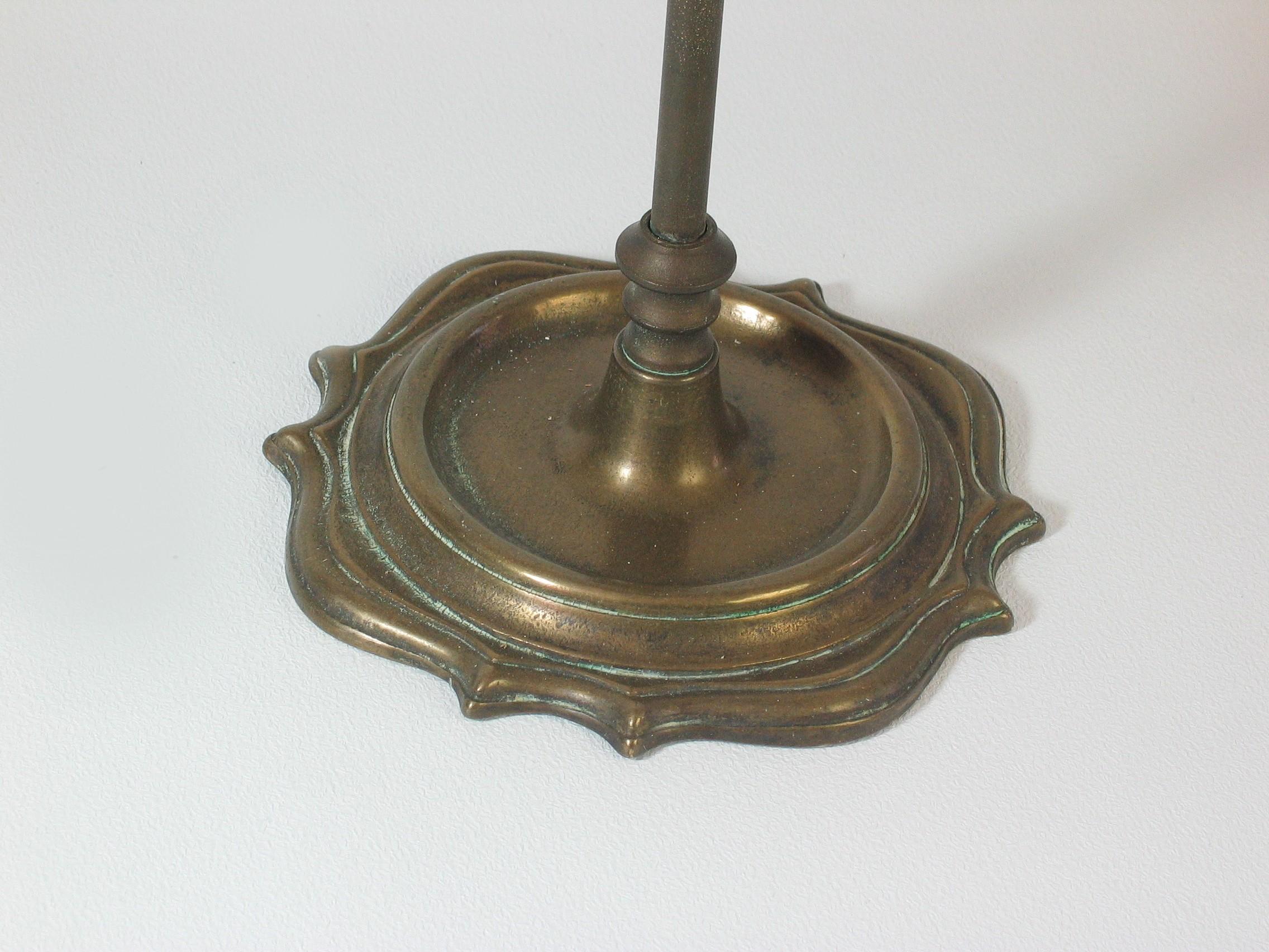 Italienische Bronze-Öllampe „Lucerne“ mit vier Löffeln, Öllampe, 19./20. Jahrhundert, Öllampe mit Urne, Bronze im Angebot 2