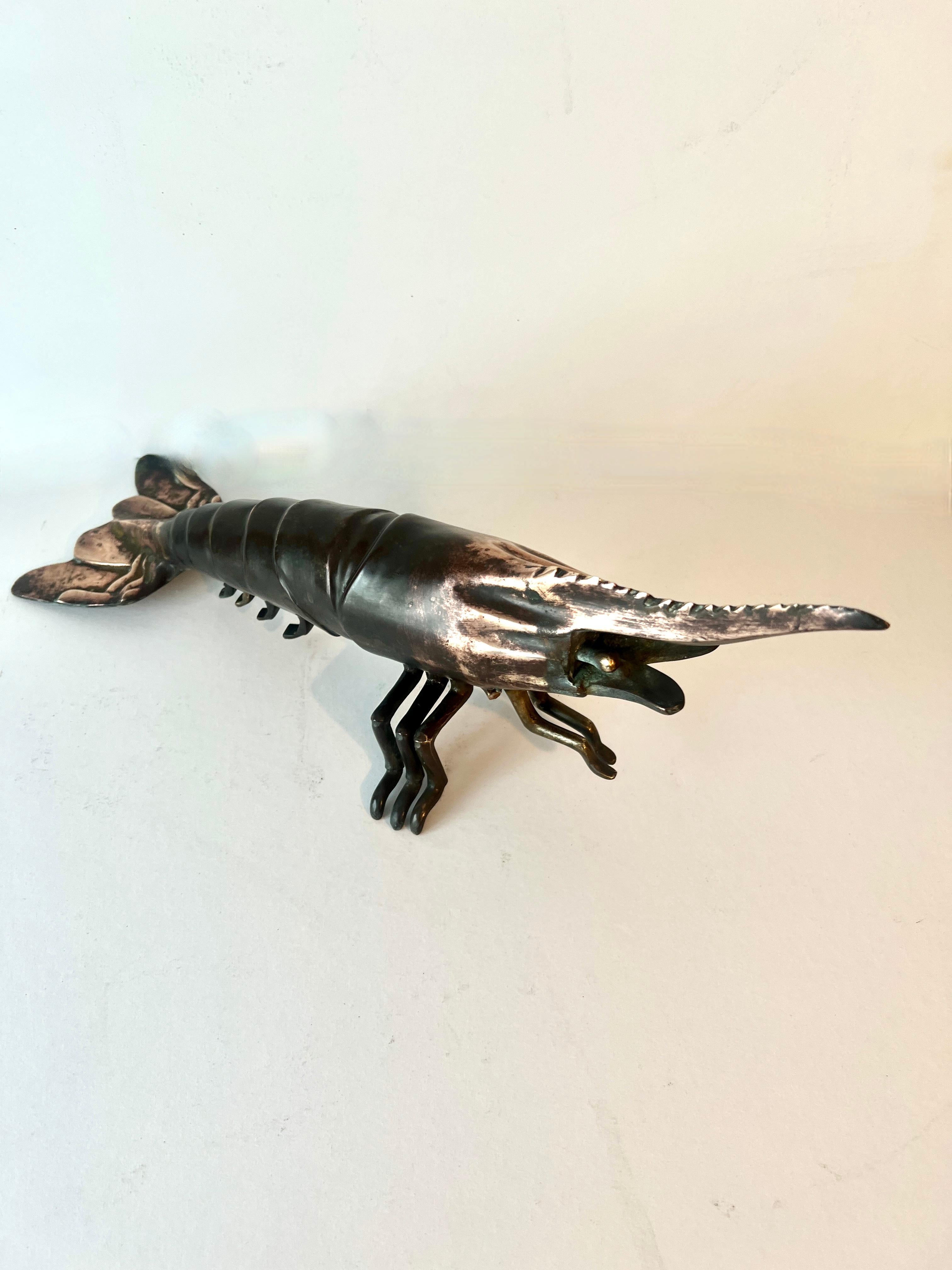 Scultura giapponese in bronzo di un gambero in vendita 3