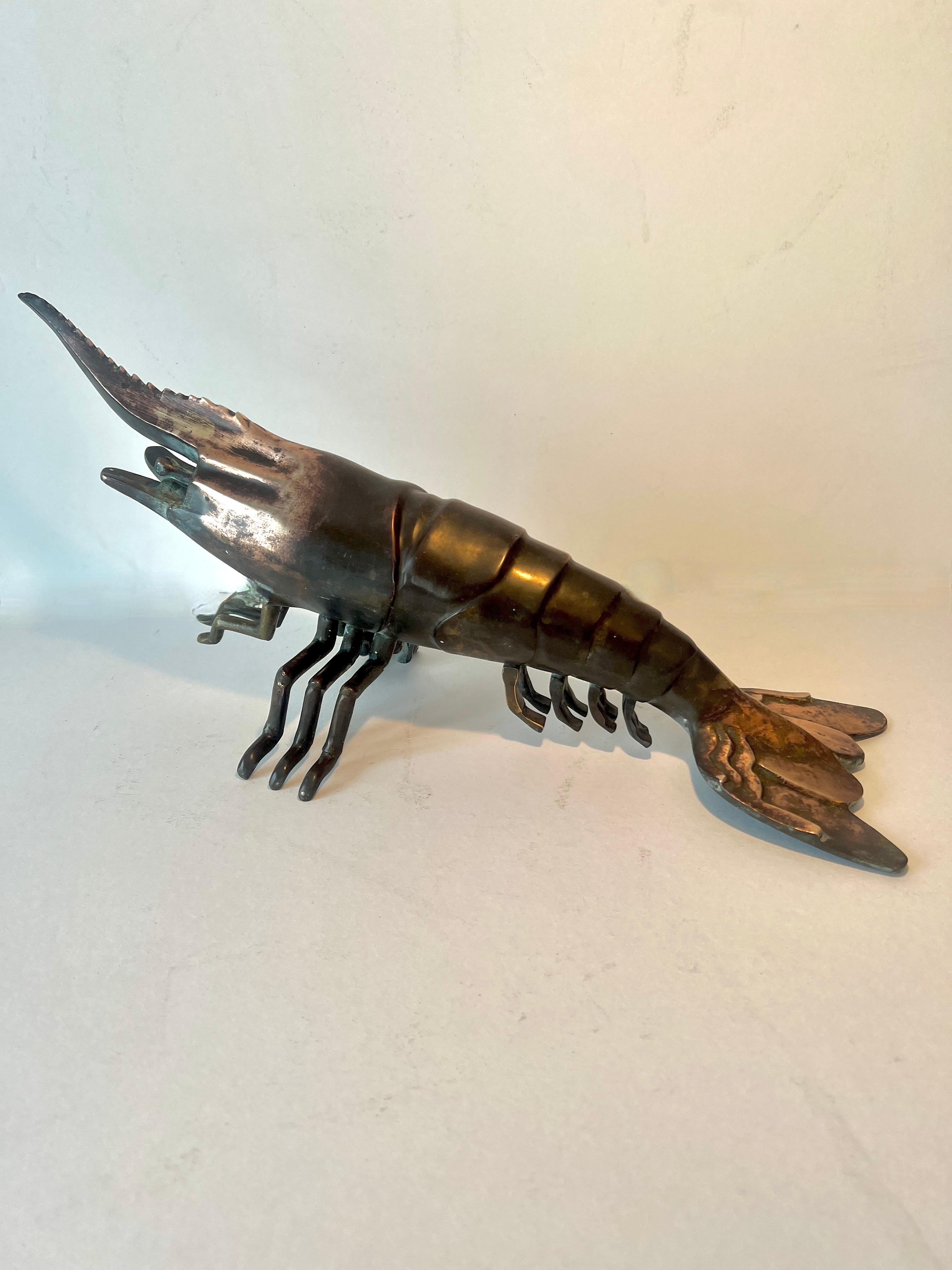 Una scultura giapponese in bronzo massiccio, ben realizzata, raffigurante un gambero... 

Un complemento per qualsiasi console o tavolino - un'aggiunta perfetta per una collezione di animali marini, bronzi o per una casa vicina all'acqua.

La patina