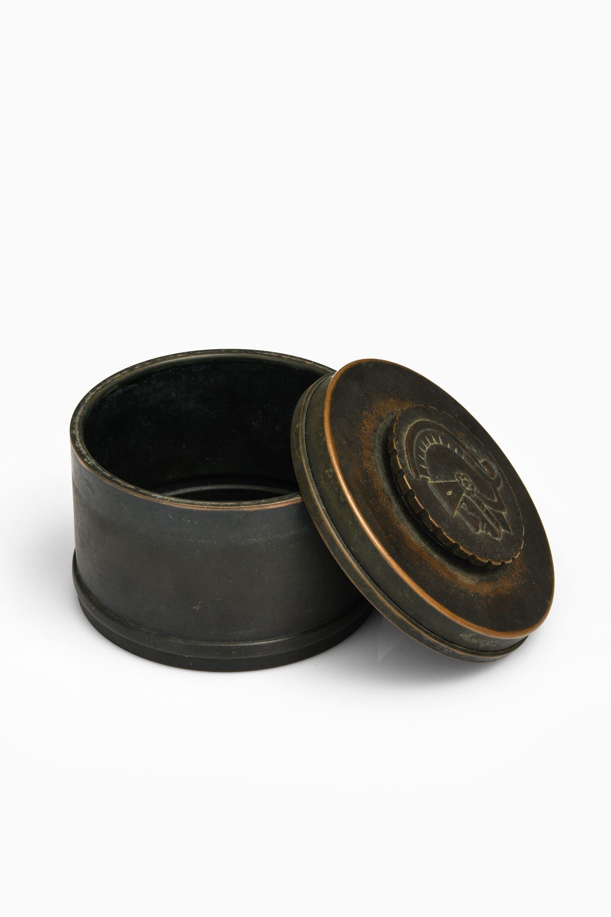 Bronze JAR von Nils Johan, 1920-1930

Zusätzliche Informationen:
MATERIAL: Bronze 
Produziert in Schweden
Abmessungen: (B x T x H): 13 x 13 x 9 cm
Zustand: Guter Vintage-Zustand, mit kleinen Gebrauchsspuren