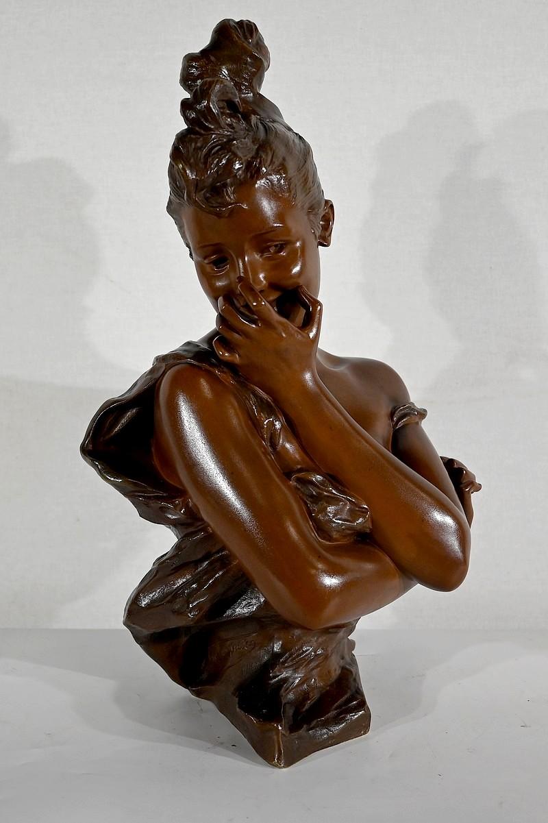 Sculpture en bronze à deux patines, signée Georges Van Der Straeten (1856-1941) et portant le sceau de la Société des Bronzes de Paris.
Van Der Straeten est un artiste représentatif de la Belle Époque et du mouvement Art nouveau. D'origine belge, il