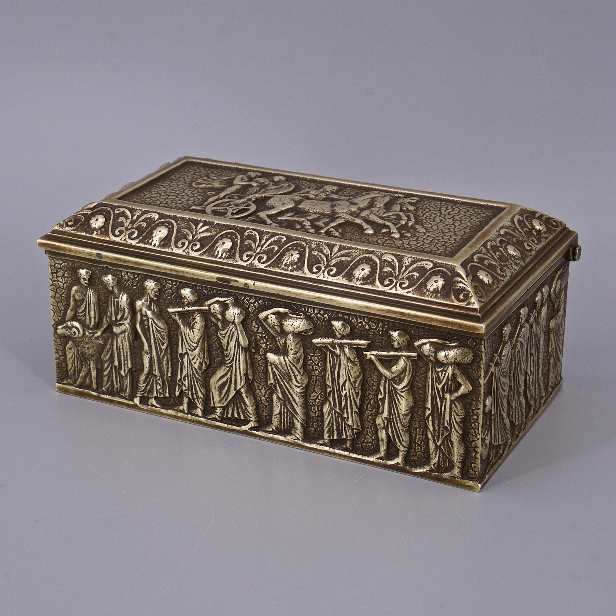 Néo-grec Boîte à bijoux antique Sarcophage en reliefs grecs romains Gladiateur de Caesar en vente