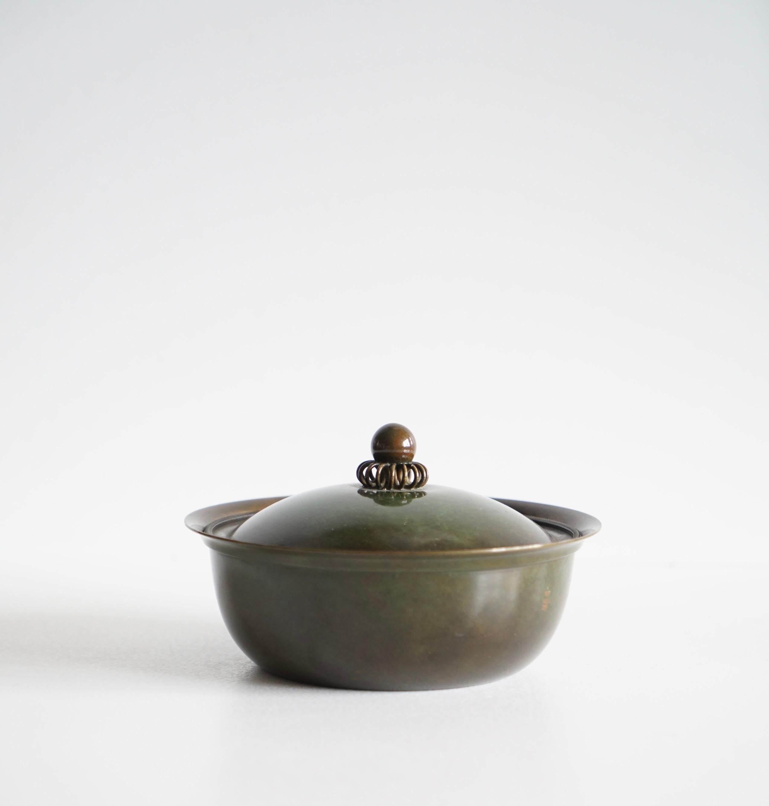Boîte à bijoux en bronze patiné de Just Andersen. Danemark, vers 1930.
Estampillé et numéroté. Excellent état vintage.