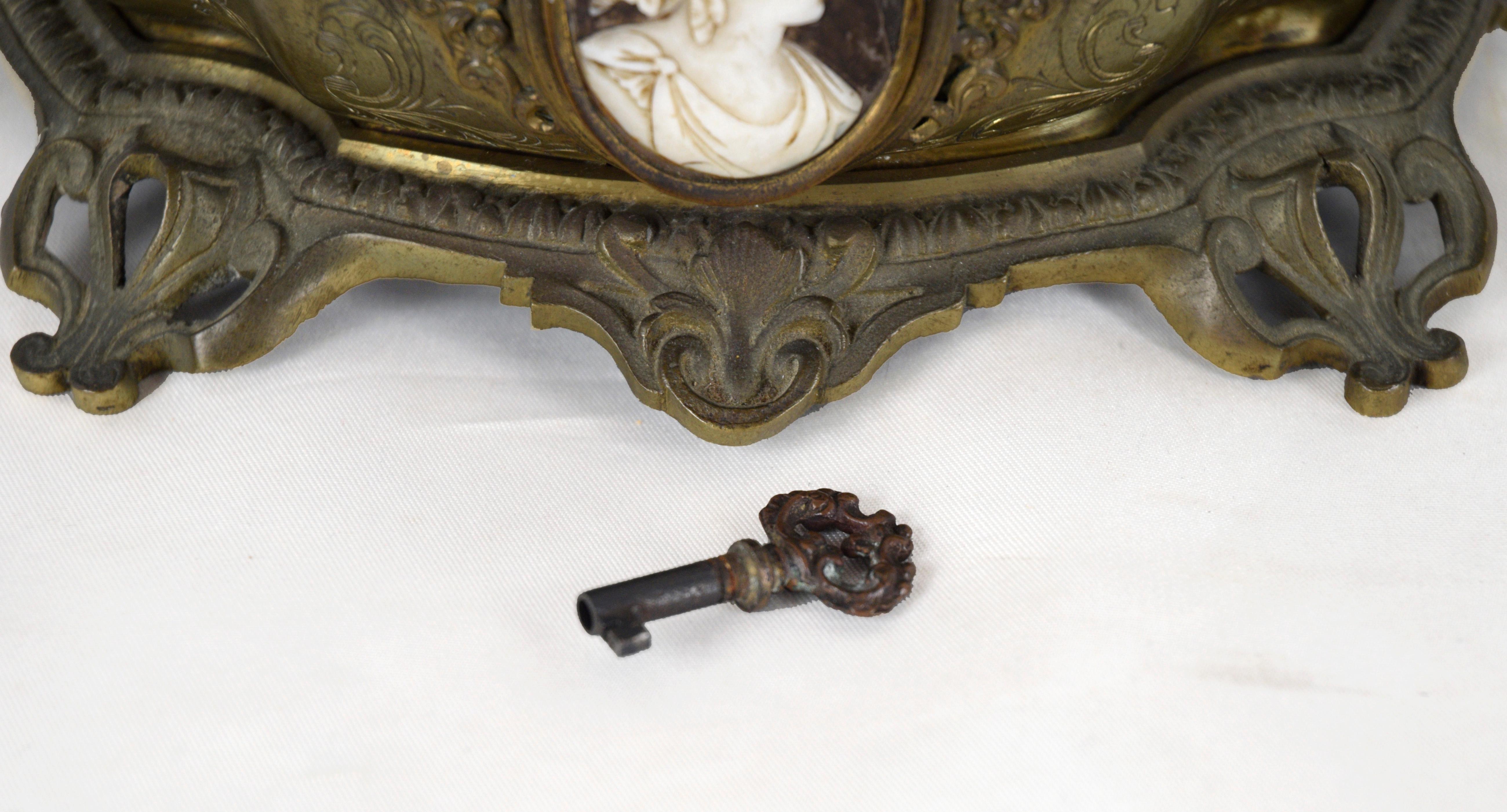 Coffret de bijoux en bronze avec gravures et camées ornées par Tahan de Paris en vente 4