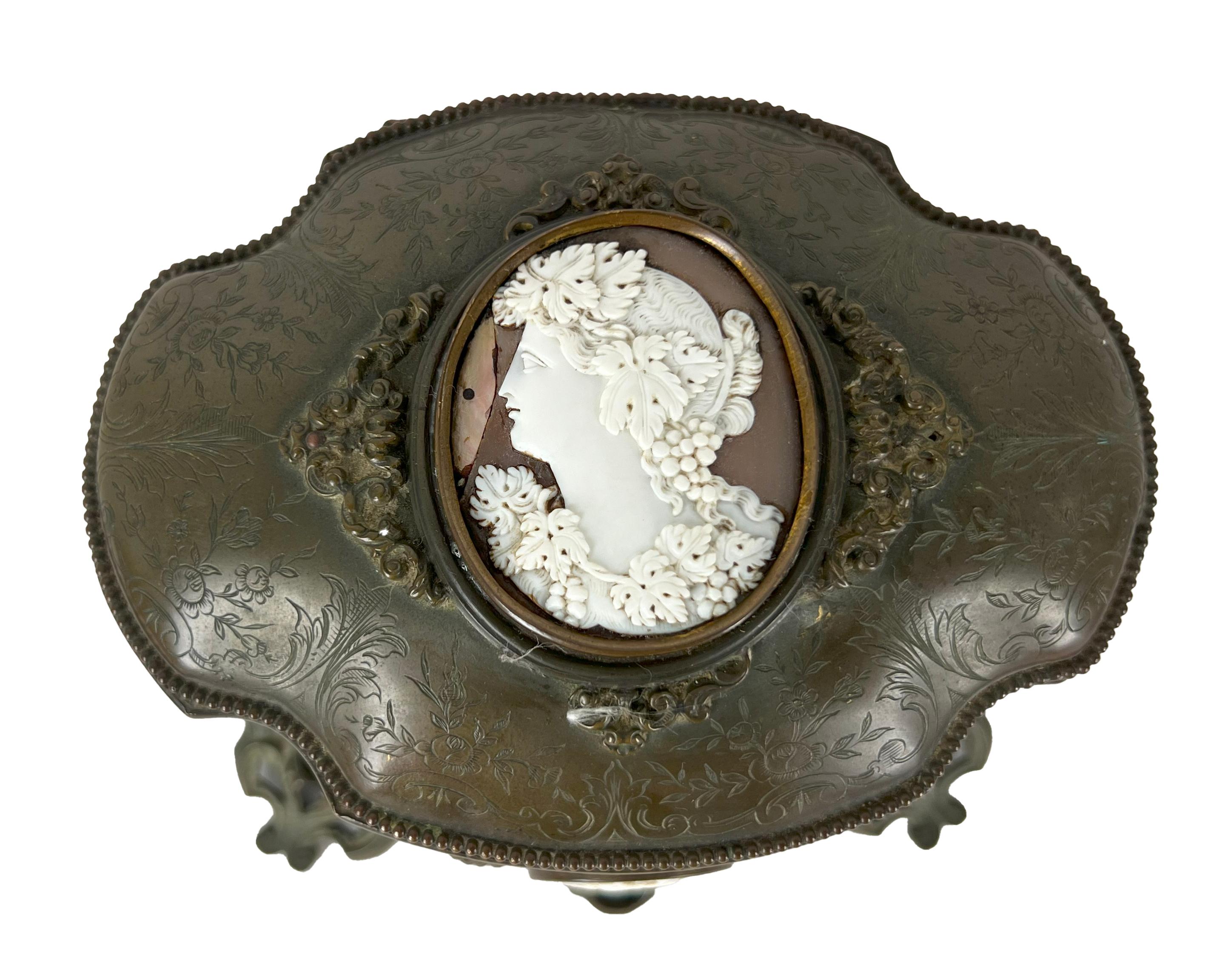 Louis XV Coffret de bijoux en bronze avec gravures et camées ornées par Tahan de Paris en vente