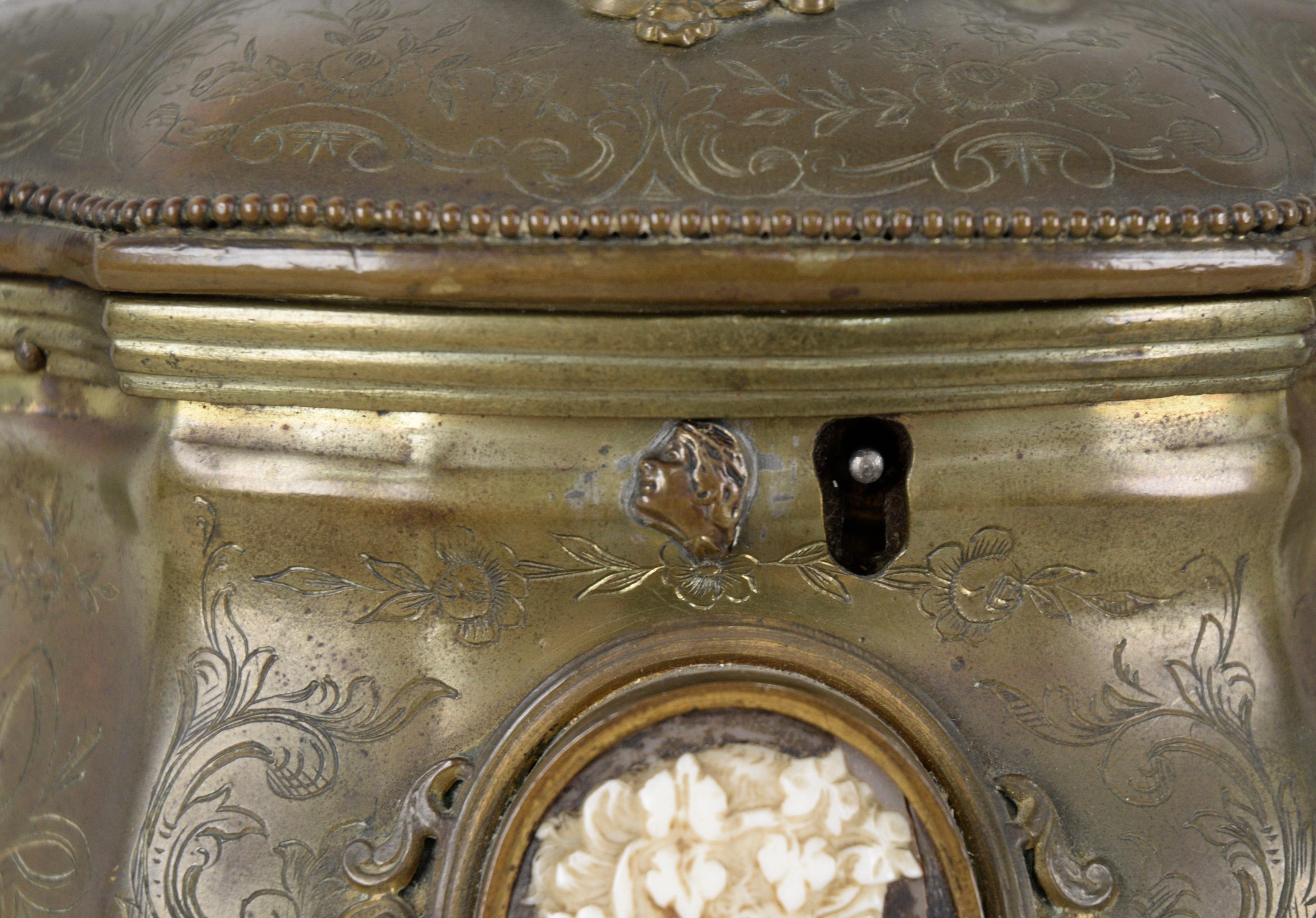 Coffret de bijoux en bronze avec gravures et camées ornées par Tahan de Paris en vente 1