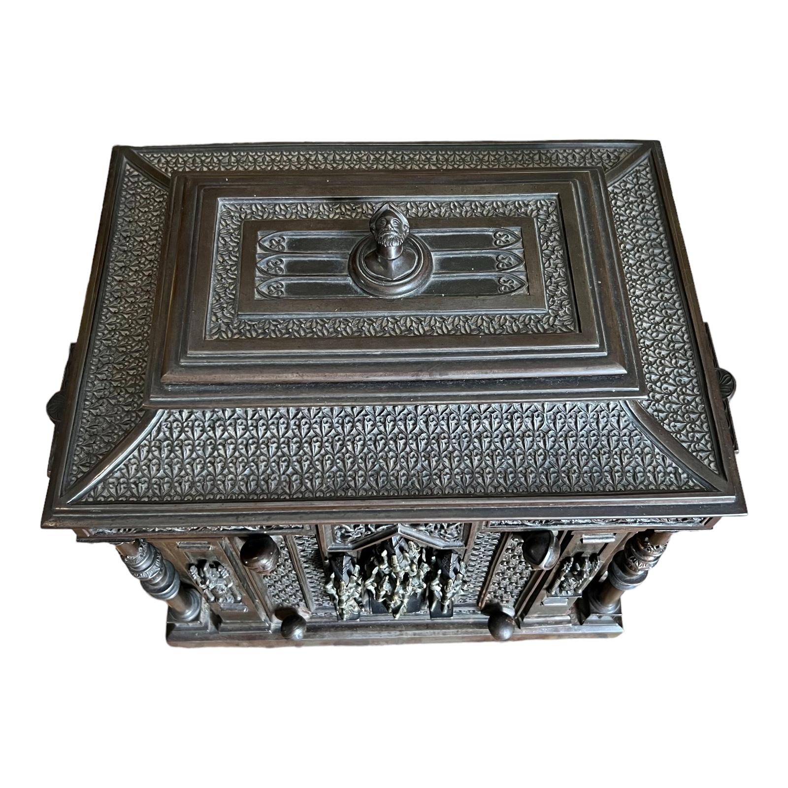 Large bronze jewelry chest with medal patina, Neo-Gothic style and Napoleon II period. Beautiful dimensions and rich in ornamentation. Its entrance is hidden by a mechanism and it is invisible. The decoration of the chest is loaded with characters,