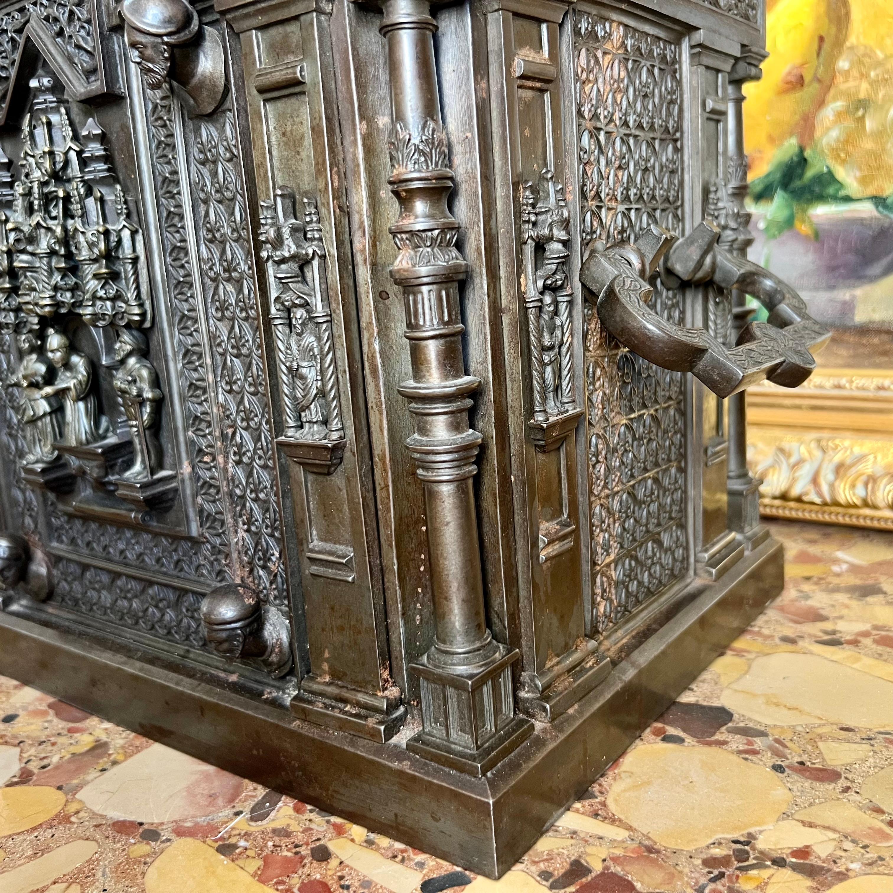 Bronze Jewelry Chest In Neo-gothic Style From The Napoleon III Period In Good Condition For Sale In NICE, FR