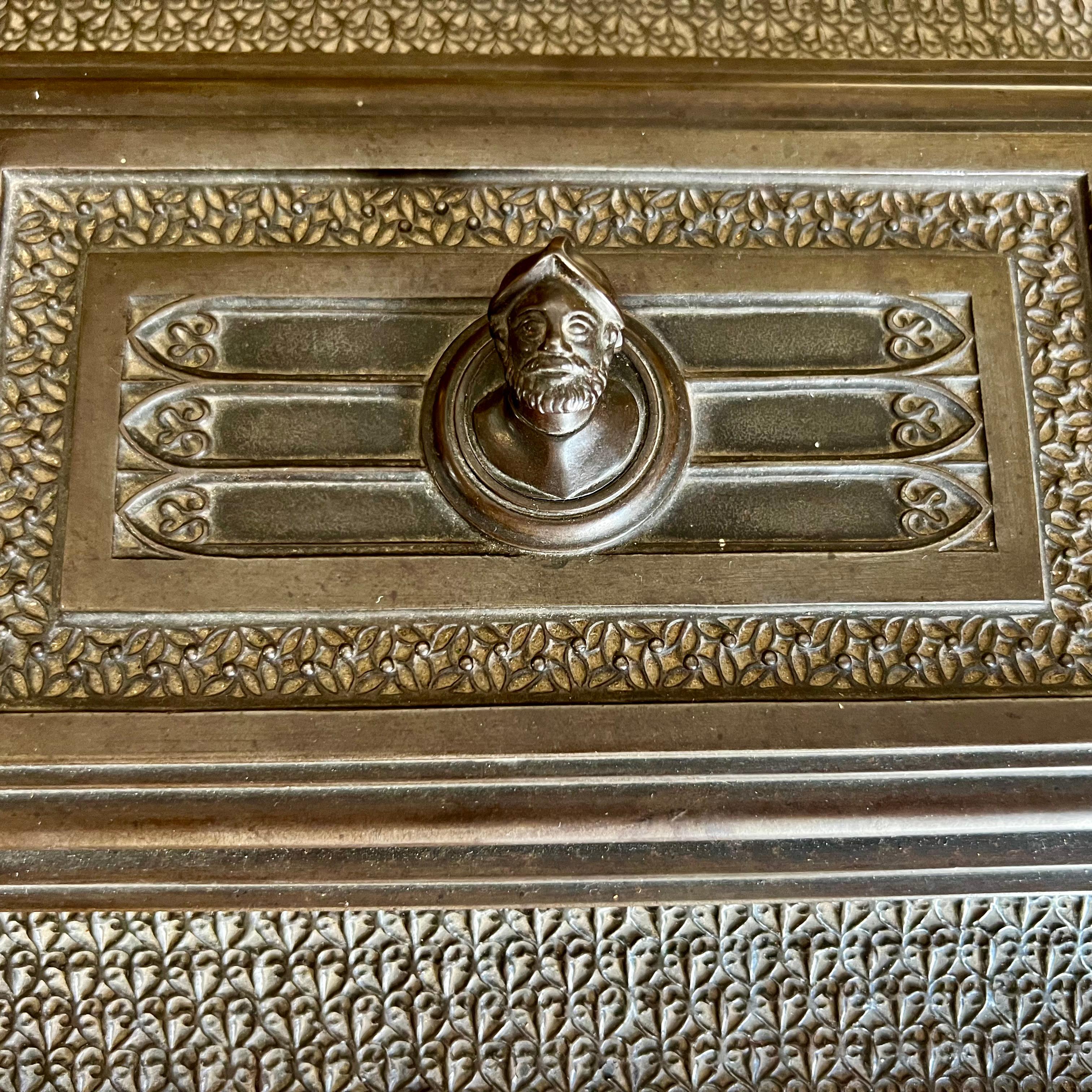 Schmuckkommode aus Bronze im neogotischen Stil aus der Zeit Napoleons III. aus der Zeit Napoleons III. im Angebot 1