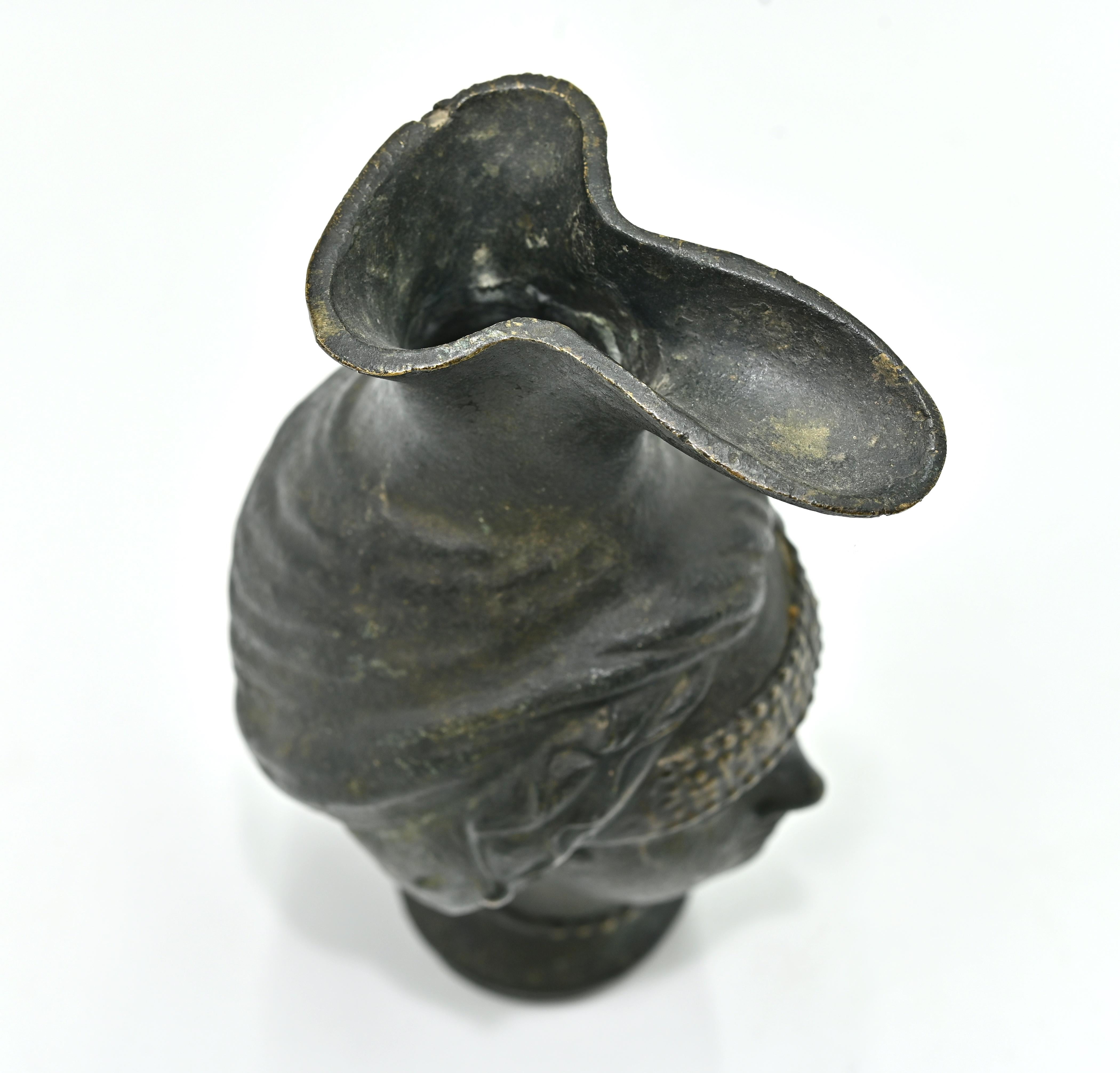 Brocca di bronzo, Scultura in bronzo, inizio XX secolo in vendita 1
