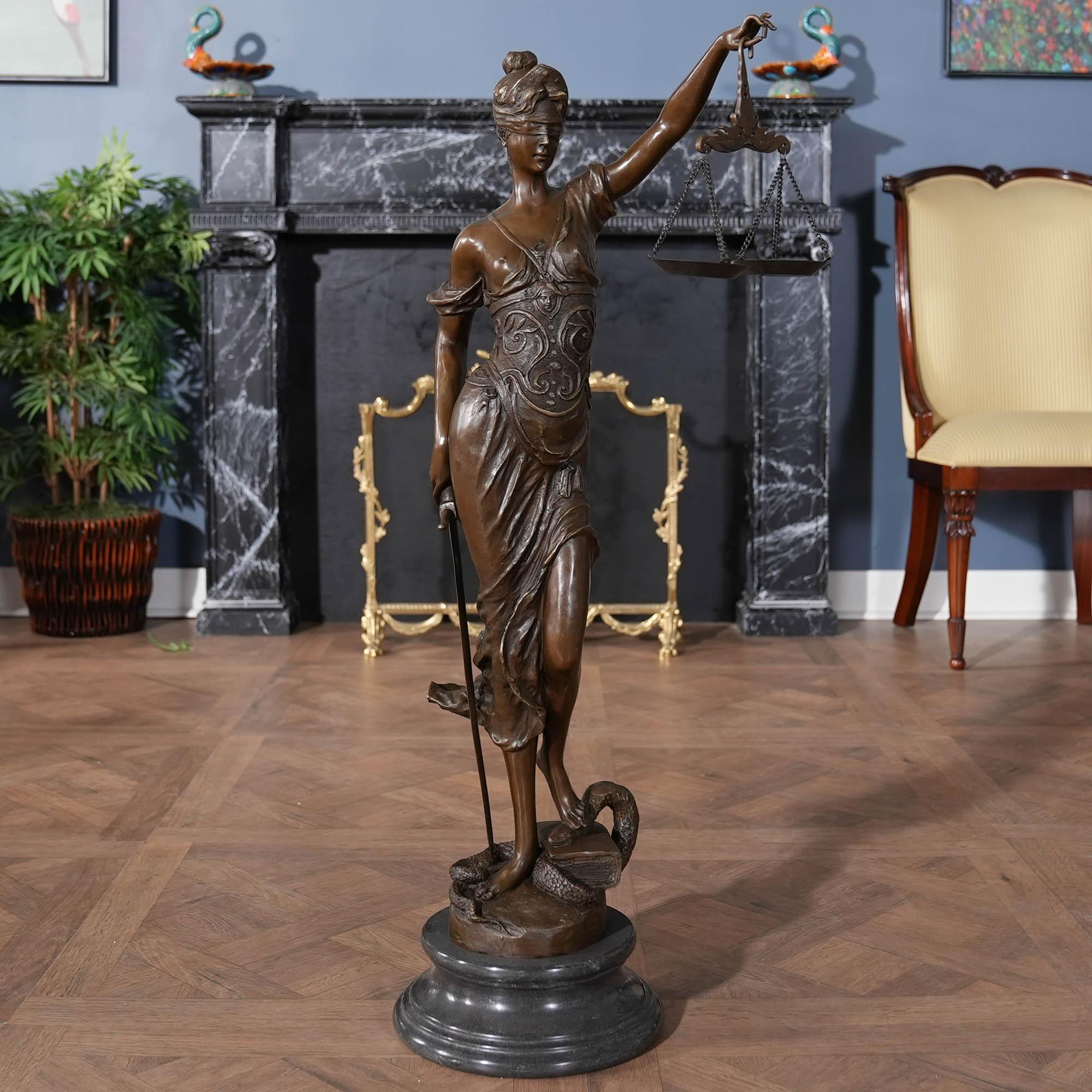 Die Bronzestatue mit Waage auf Marmorsockel ist selbst im Stillstand anmutig und passt in jede Umgebung. Die Bronzestatue 
