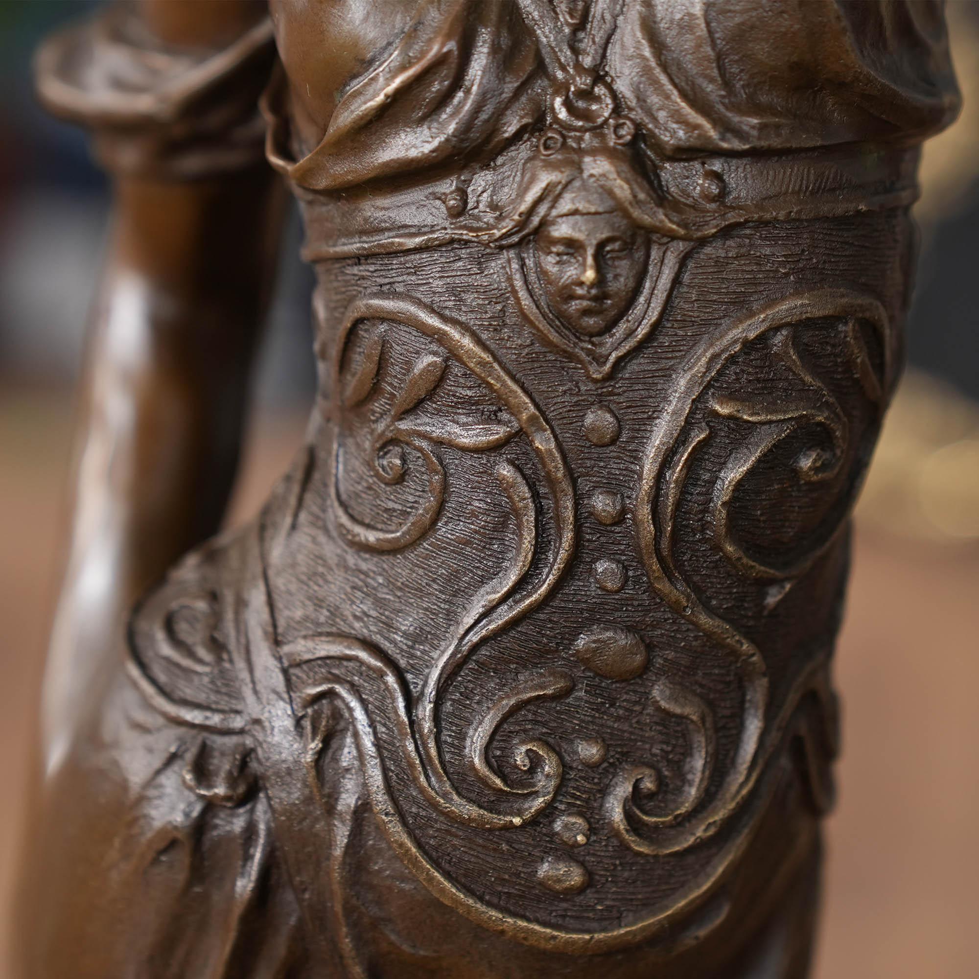 Justice aus Bronze mit Maßstäben auf Marmorsockel (21. Jahrhundert und zeitgenössisch) im Angebot