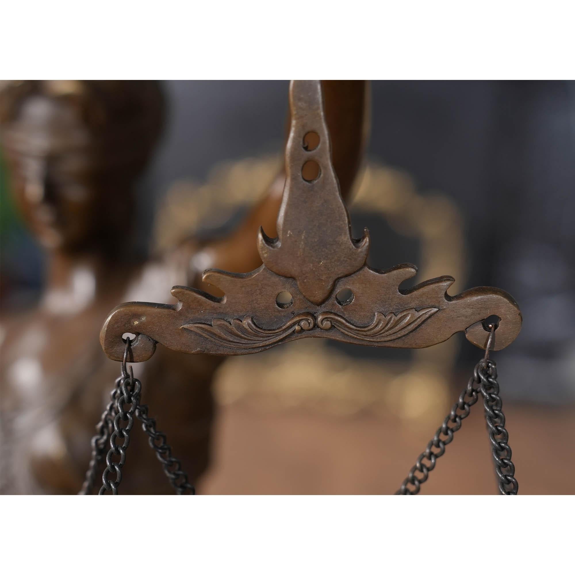 Justice aus Bronze mit Maßstäben auf Marmorsockel im Angebot 1