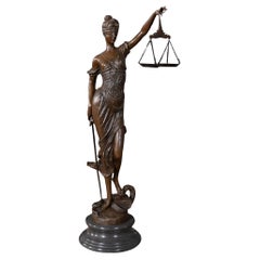 Justice aus Bronze mit Maßstäben auf Marmorsockel