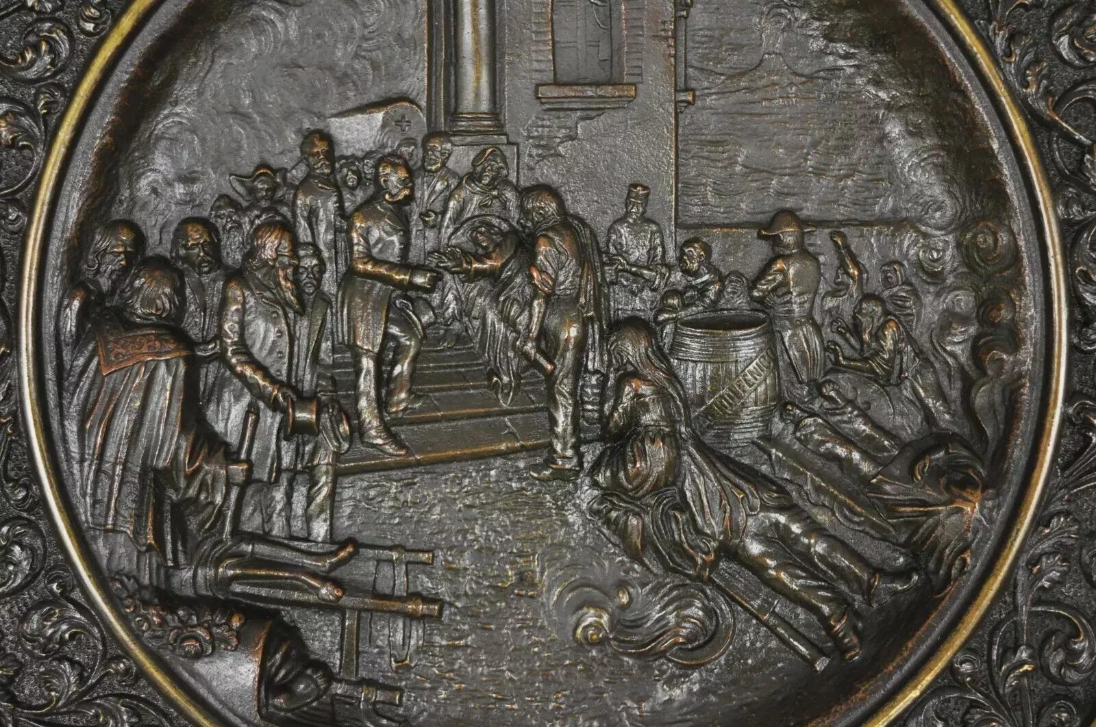 Antico bronzo di Re Umberto che visita l'ospedale del colera a Napoli nel 1884, placca da parete con piatto. L'oggetto presenta un raffinato rilievo in bronzo fuso, notevoli dettagli, lo striscione recita: 