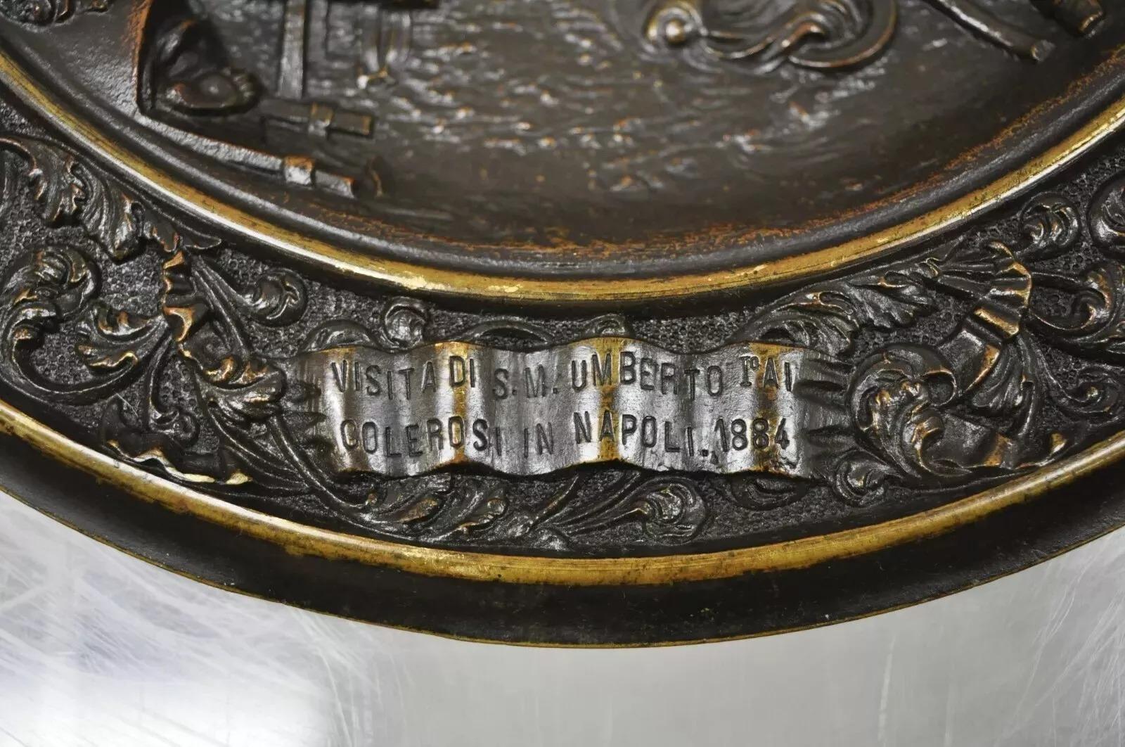 Rinascimento Bronzo di Re Umberto in visita all'ospedale del colera di Napoli 1884 Piatto da parete in vendita
