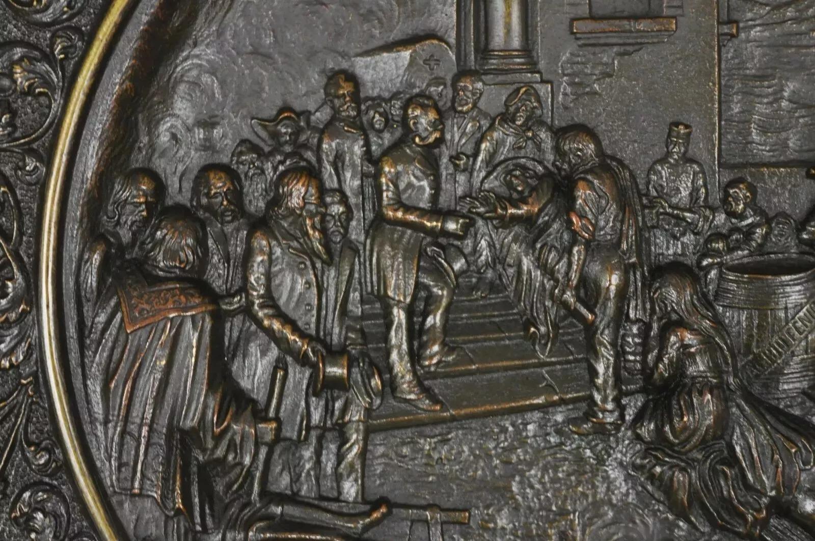 Sconosciuto Bronzo di Re Umberto in visita all'ospedale del colera di Napoli 1884 Piatto da parete in vendita