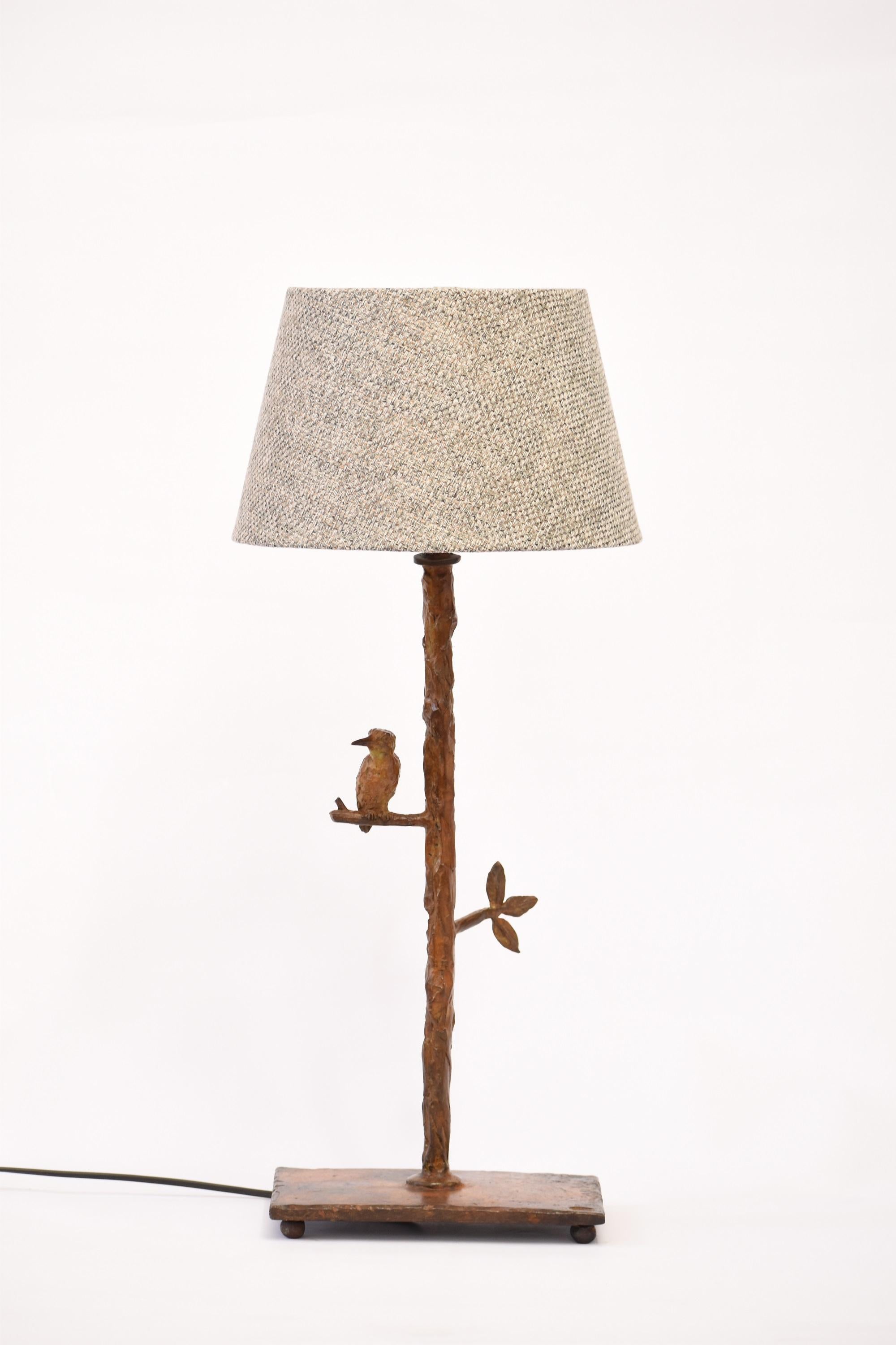 Lampe de table sculpturale Kingfisher fabriquée à la main en bronze coulé selon la méthode de la cire perdue. Fait à la main - sculpté, moulé, coulé et fini individuellement à la main, ce qui rend chaque pièce unique.  Présente un Kingfisher en