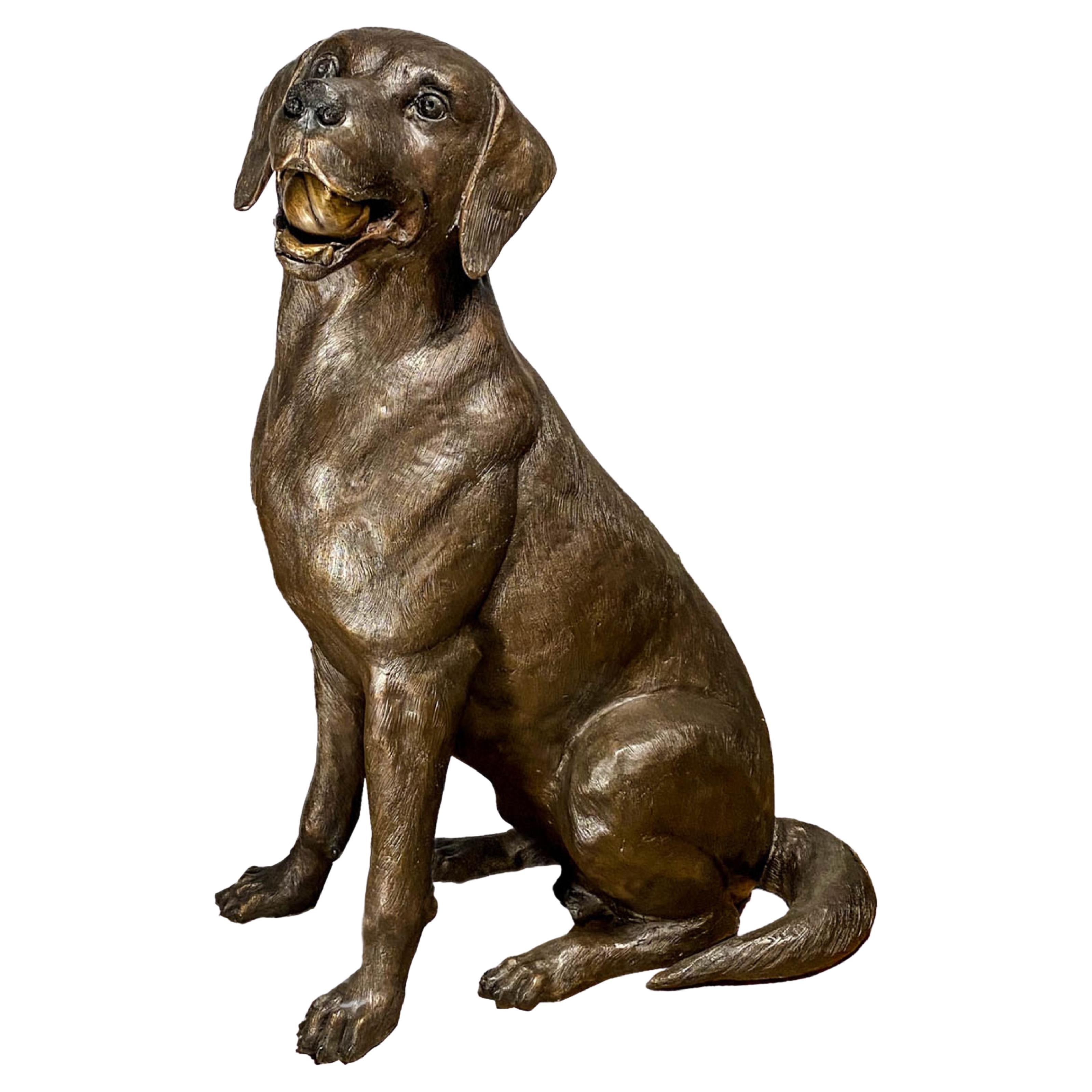 Statue de chien labrador en bronze, "Bailey" avec boule ou bâton en vente