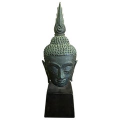 Tête de Bouddha de temple thaïlandais en bronze:: laque et doré sur support en bois