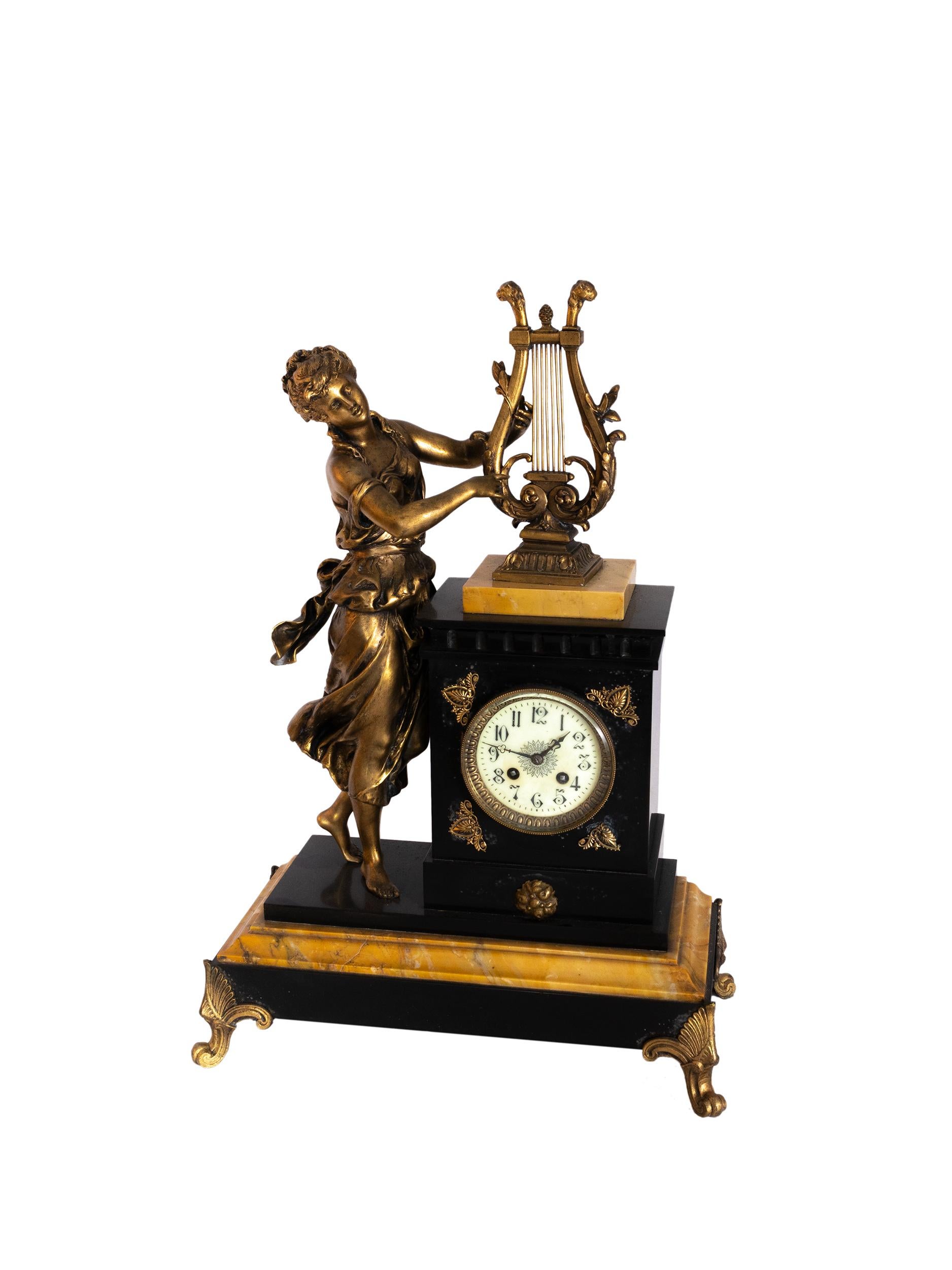 Kaminuhr aus Bronze mit Lady and Harp Pendelleuchte auf Marmorsockel, 1900er Jahre (Napoleon III.) im Angebot