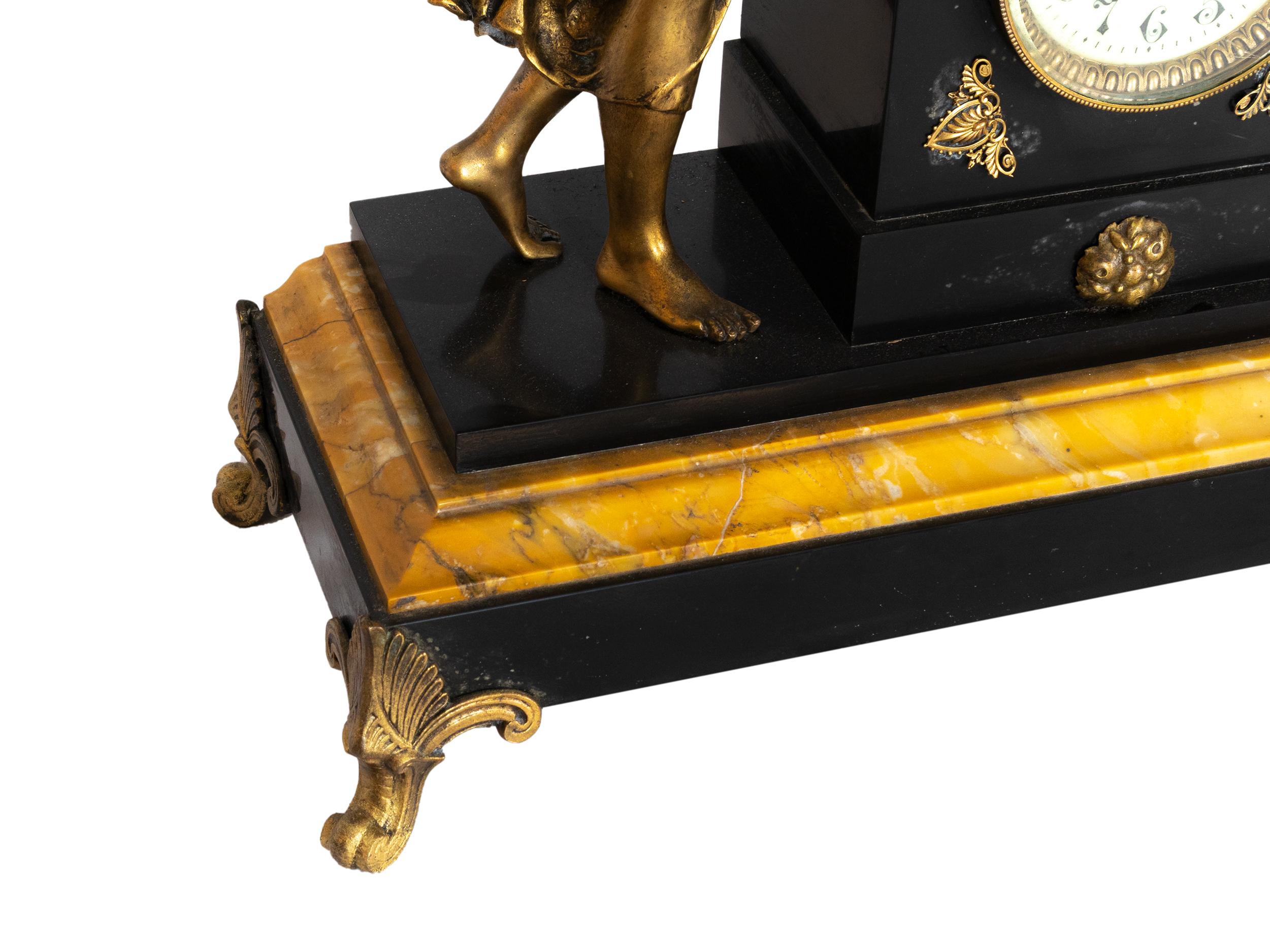 Kaminuhr aus Bronze mit Lady and Harp Pendelleuchte auf Marmorsockel, 1900er Jahre (Französisch) im Angebot