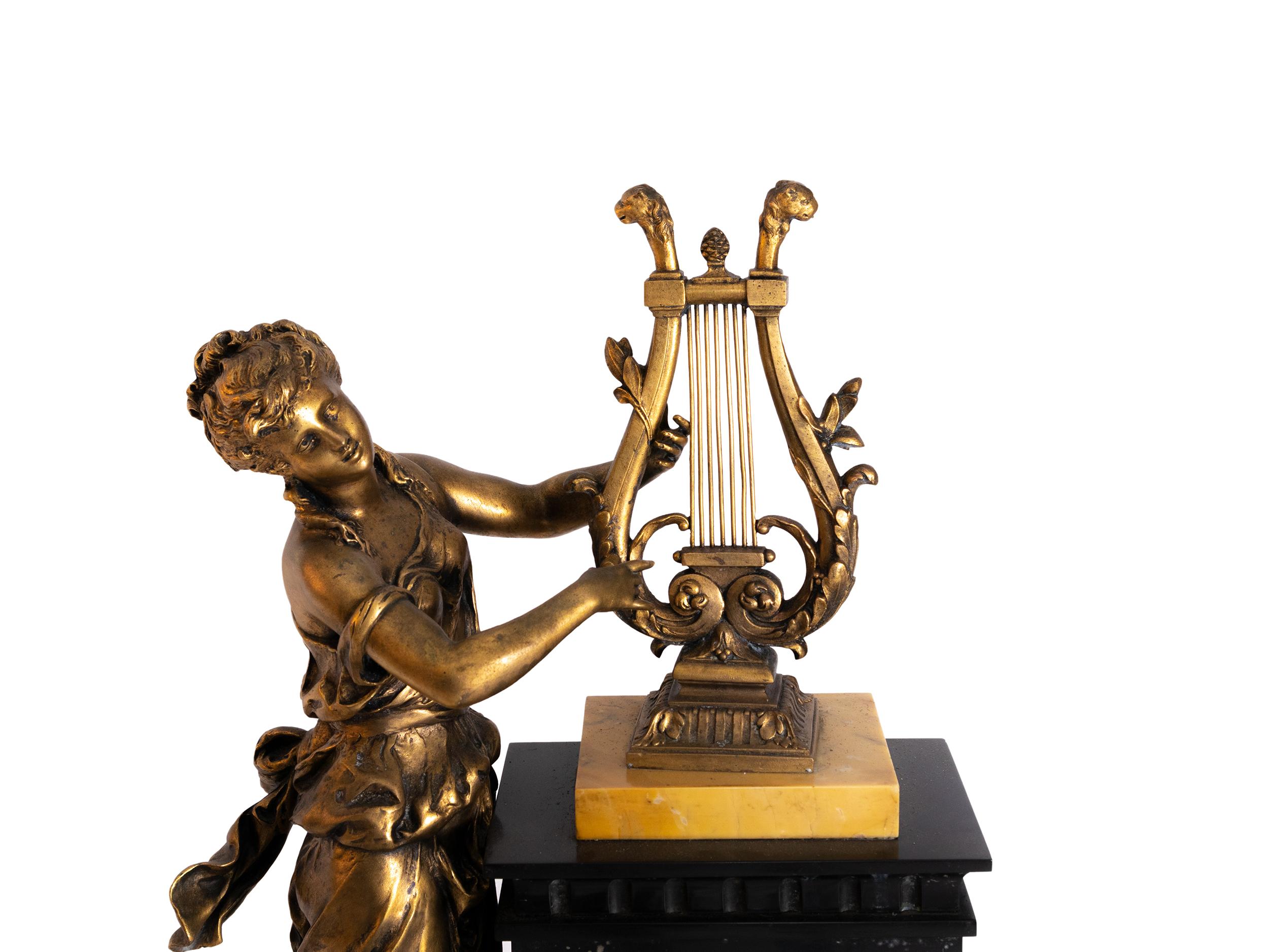 Kaminuhr aus Bronze mit Lady and Harp Pendelleuchte auf Marmorsockel, 1900er Jahre (20. Jahrhundert) im Angebot