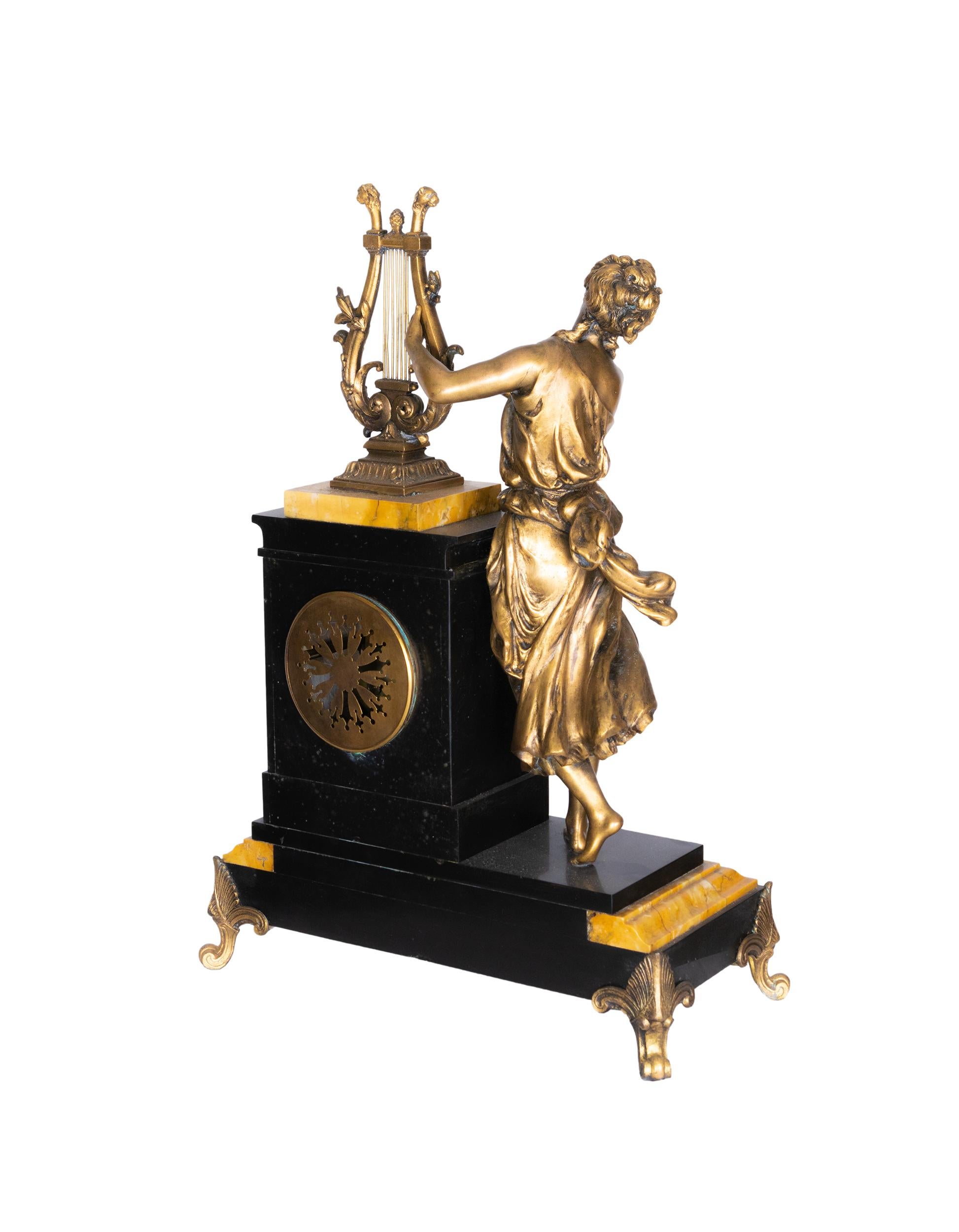 Kaminuhr aus Bronze mit Lady and Harp Pendelleuchte auf Marmorsockel, 1900er Jahre (Metall) im Angebot