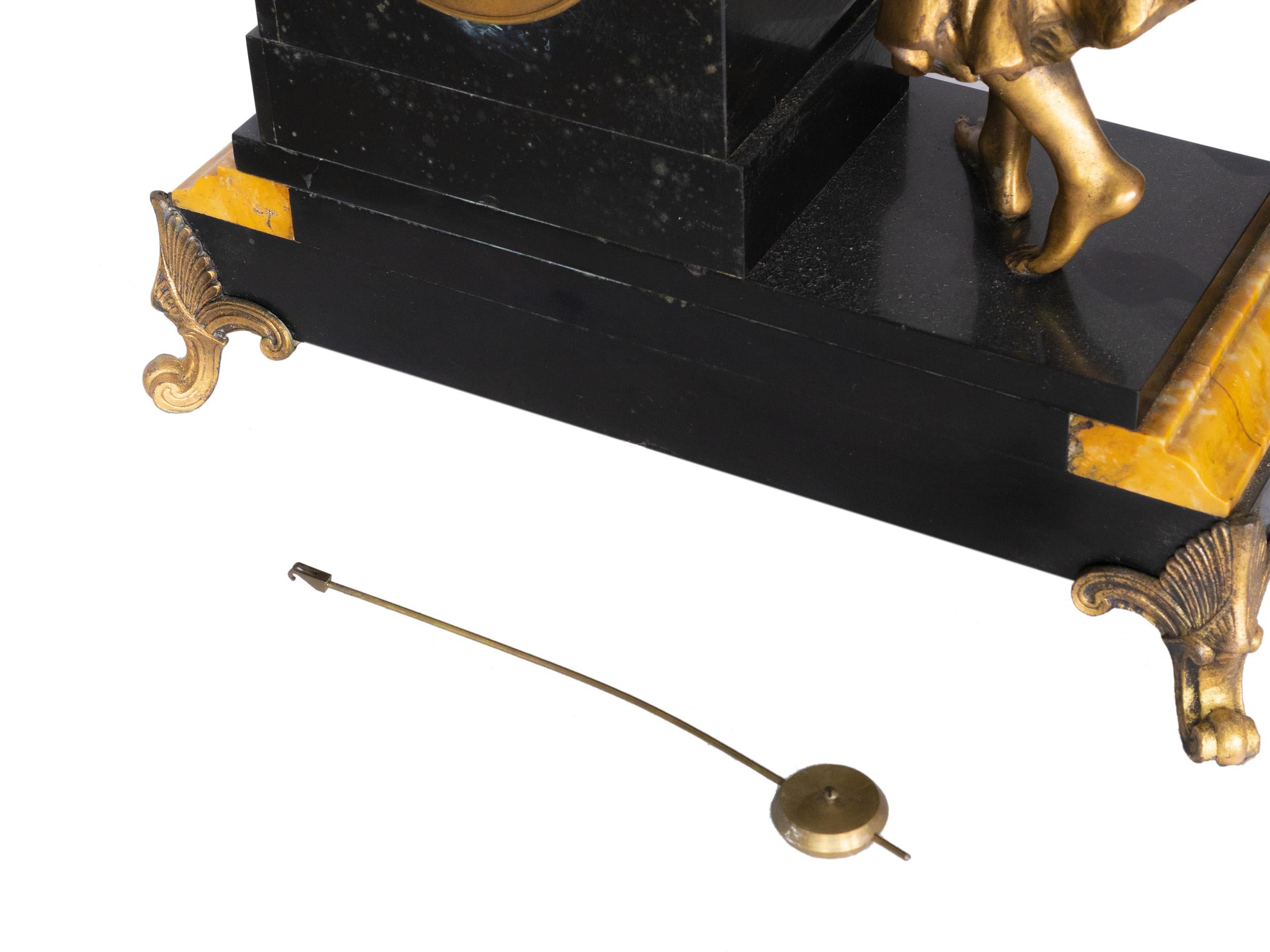 Kaminuhr aus Bronze mit Lady and Harp Pendelleuchte auf Marmorsockel, 1900er Jahre im Angebot 2
