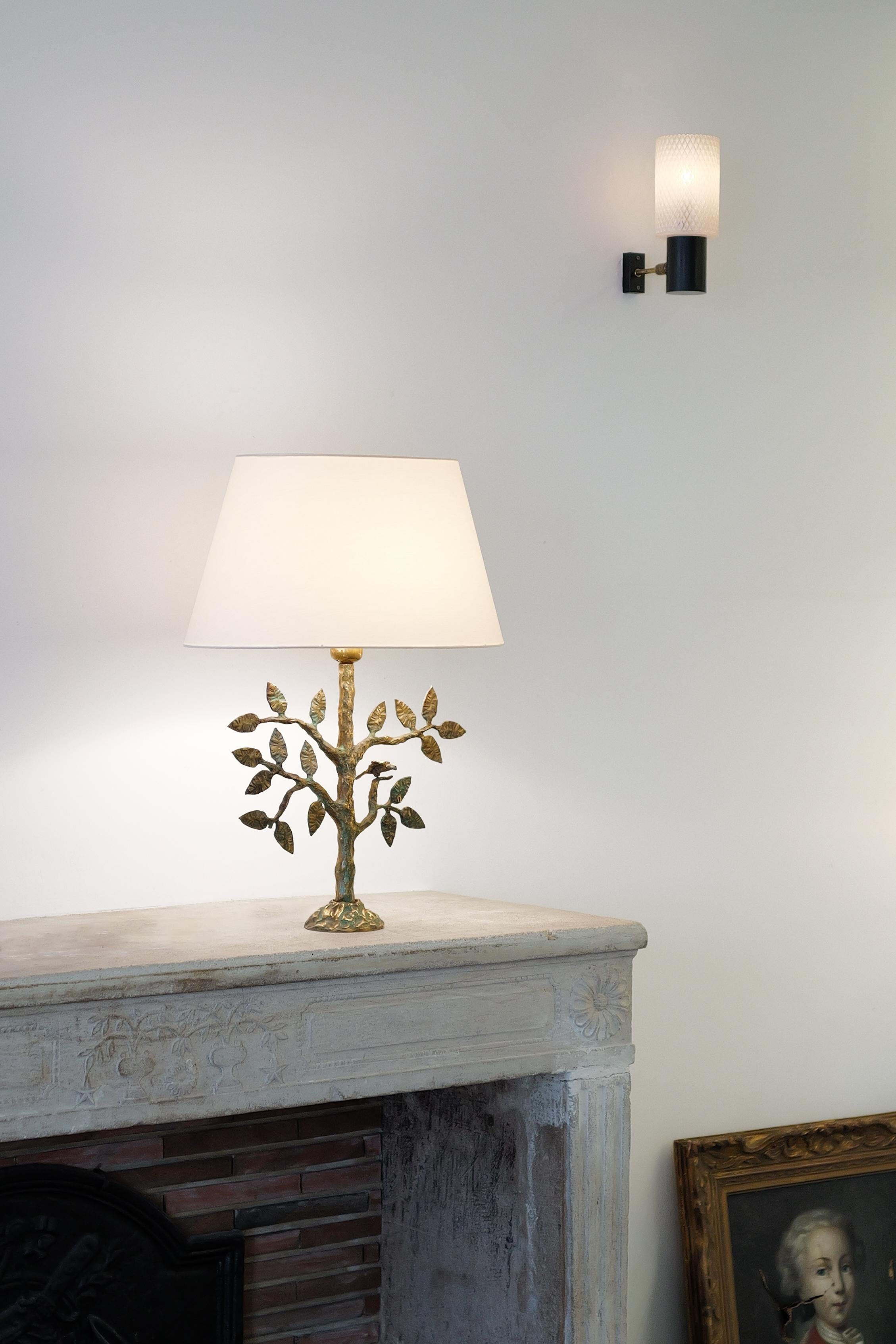 Lampe de table des années 50 ou 60 en bronze doré dans le style des créations de Diego ou Alberto Giacometti. Pas d'attribution certaine donc j'indique que c'est dans l'esprit de leurs créations.
.
Le bronze a une patine dorée avec une superbe