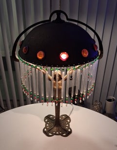 Lampada in bronzo di Albert Reimann (gioielli a cabochon, bacchetta di vetro, frangia di perline)