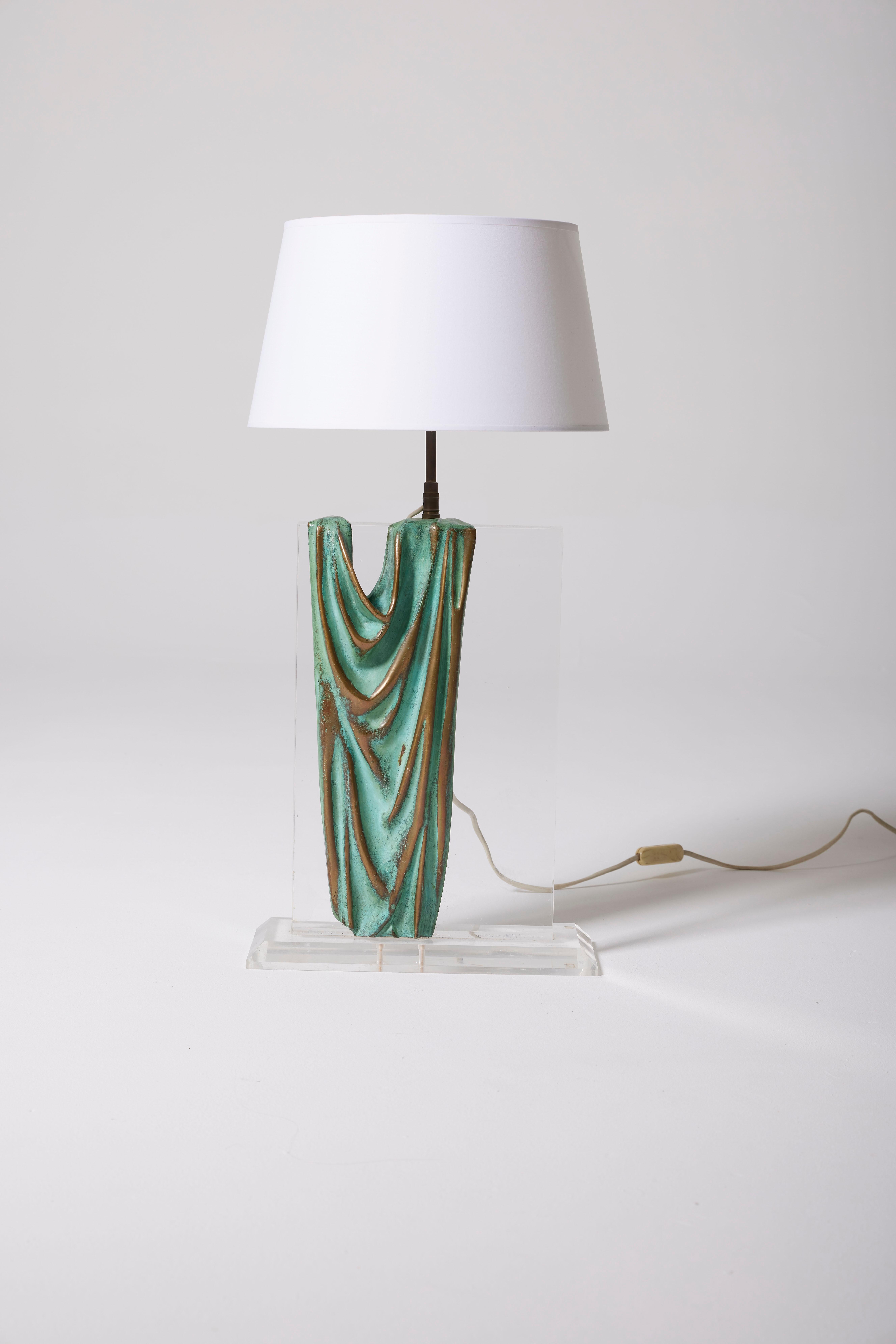 Table lamp in plexiglass adorned with a draped bronze sculpture, from the 1970s. In very good condition.
LP1524