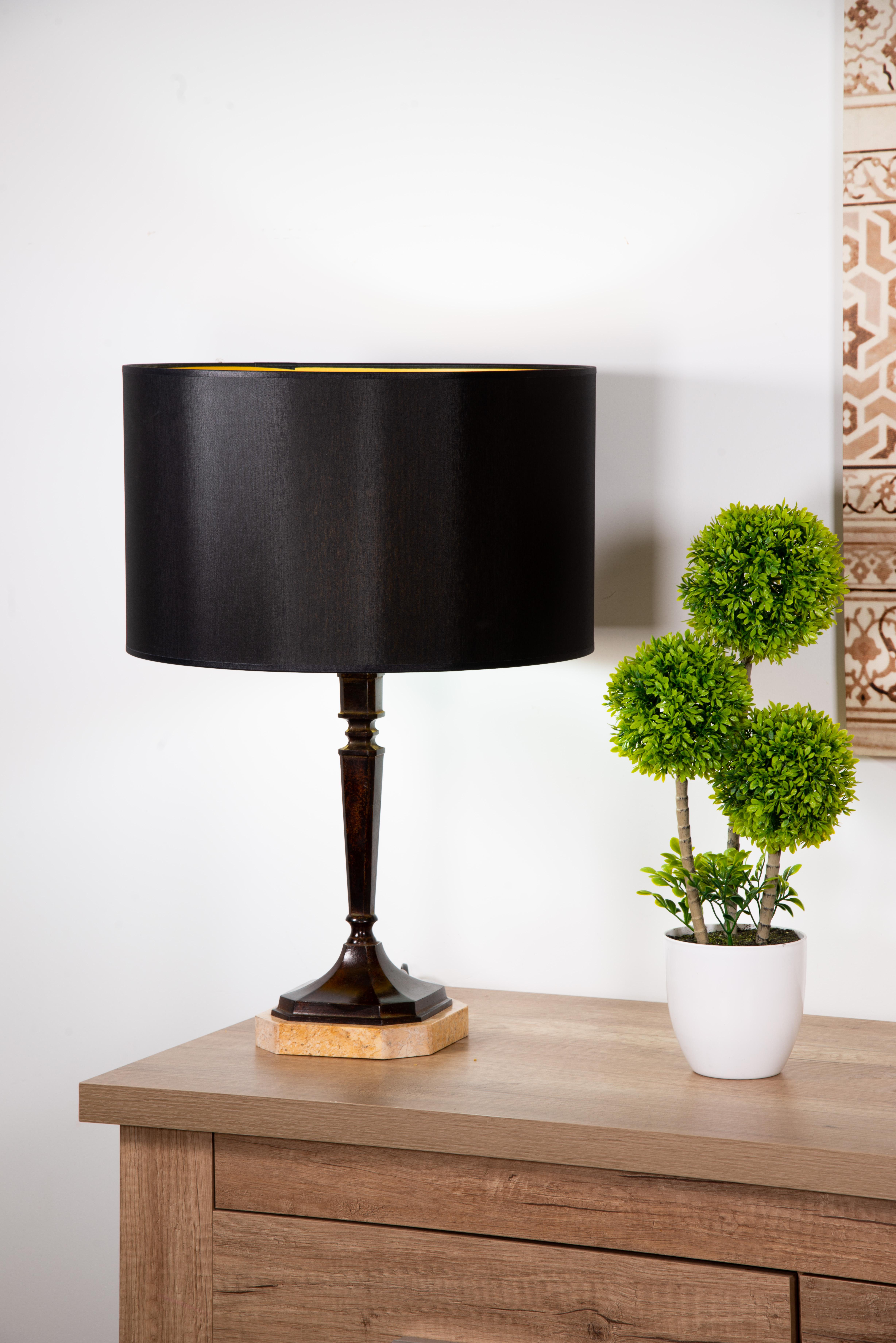 Bronze lamp in the shape of a stipe. Patinated bronze,
marble base. No screen. Patinated bronze lamp
composed of a base that rises curved towards the
base of the stipe, divided into two parts by a central
disc between two concave moldings. This