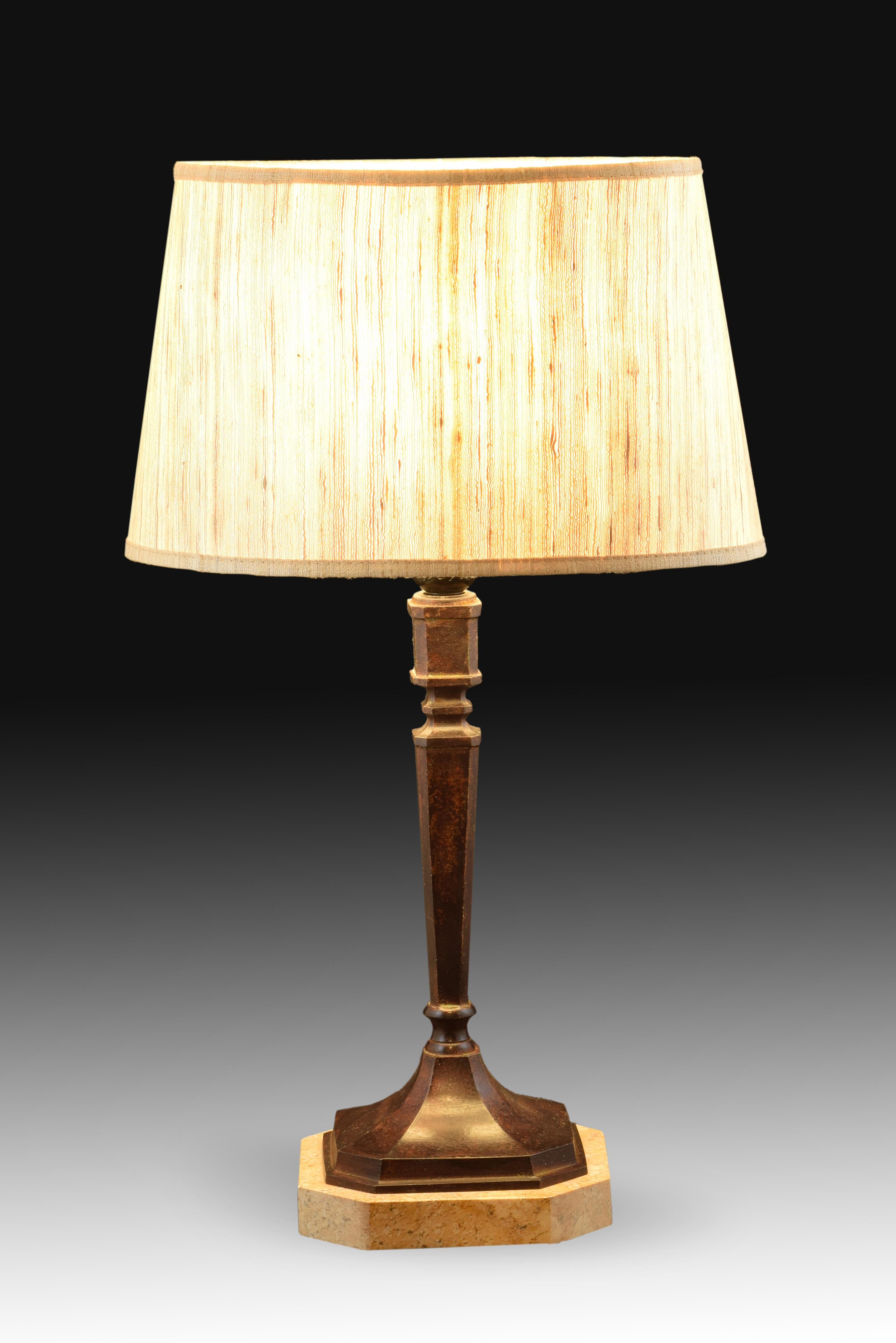 Bronze lamp in the shape of a stipe. Patinated bronze, marble base. In Good Condition For Sale In Madrid, ES