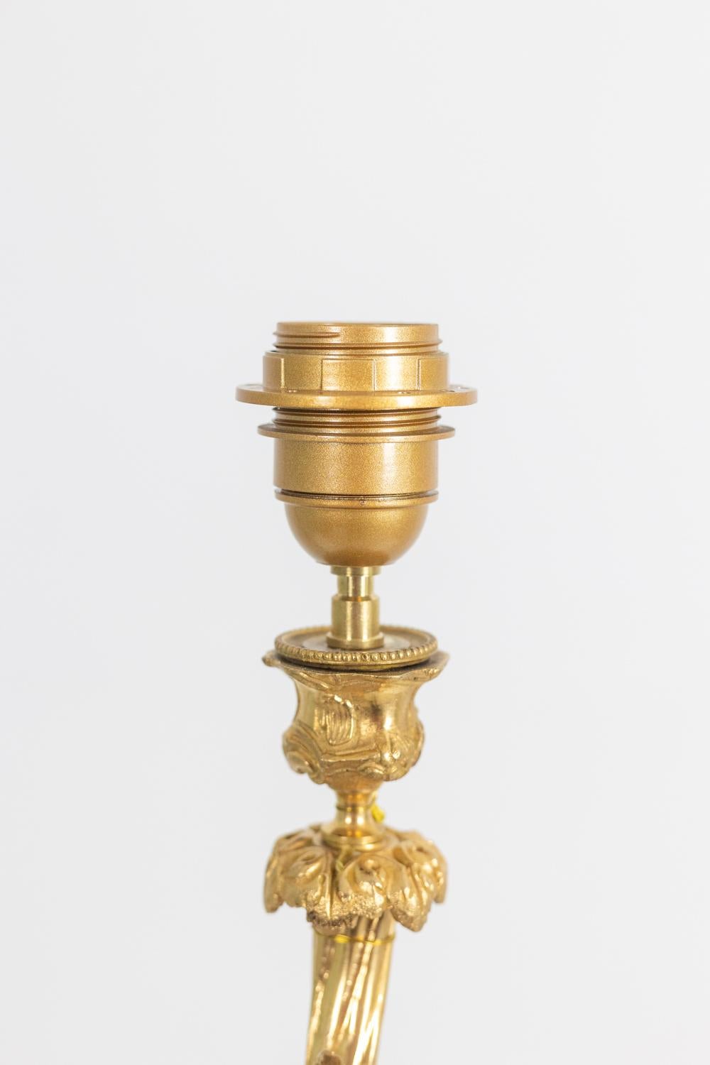 French Bronze lamp representing a putti, marble base. Circa 1880. For Sale