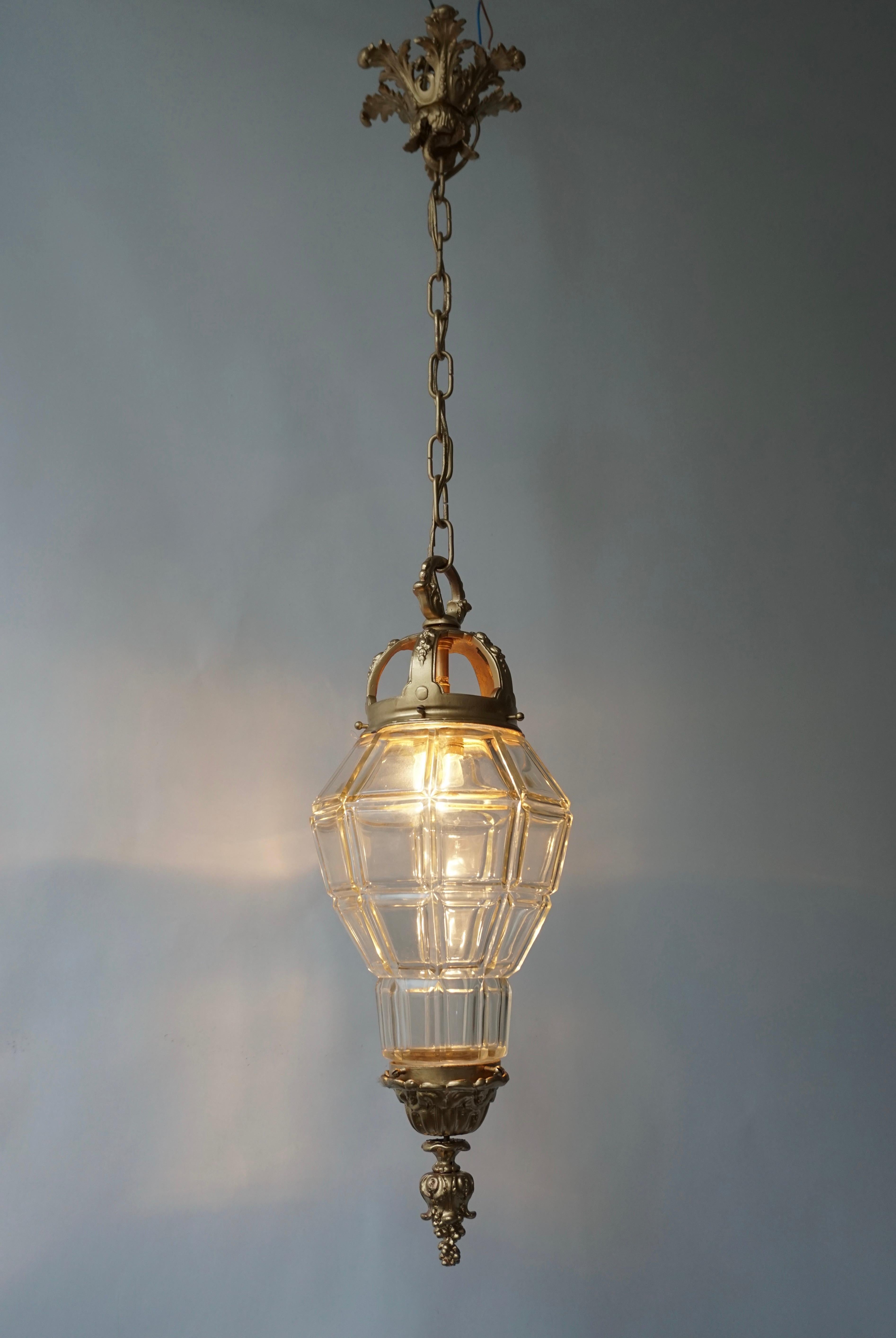 Bronze and crystal lantern.
Measures: Diameter 22 cm.
Height fixture 55 cm.
Total height including the chain and canopy 105 cm.
Weight 5 kg.