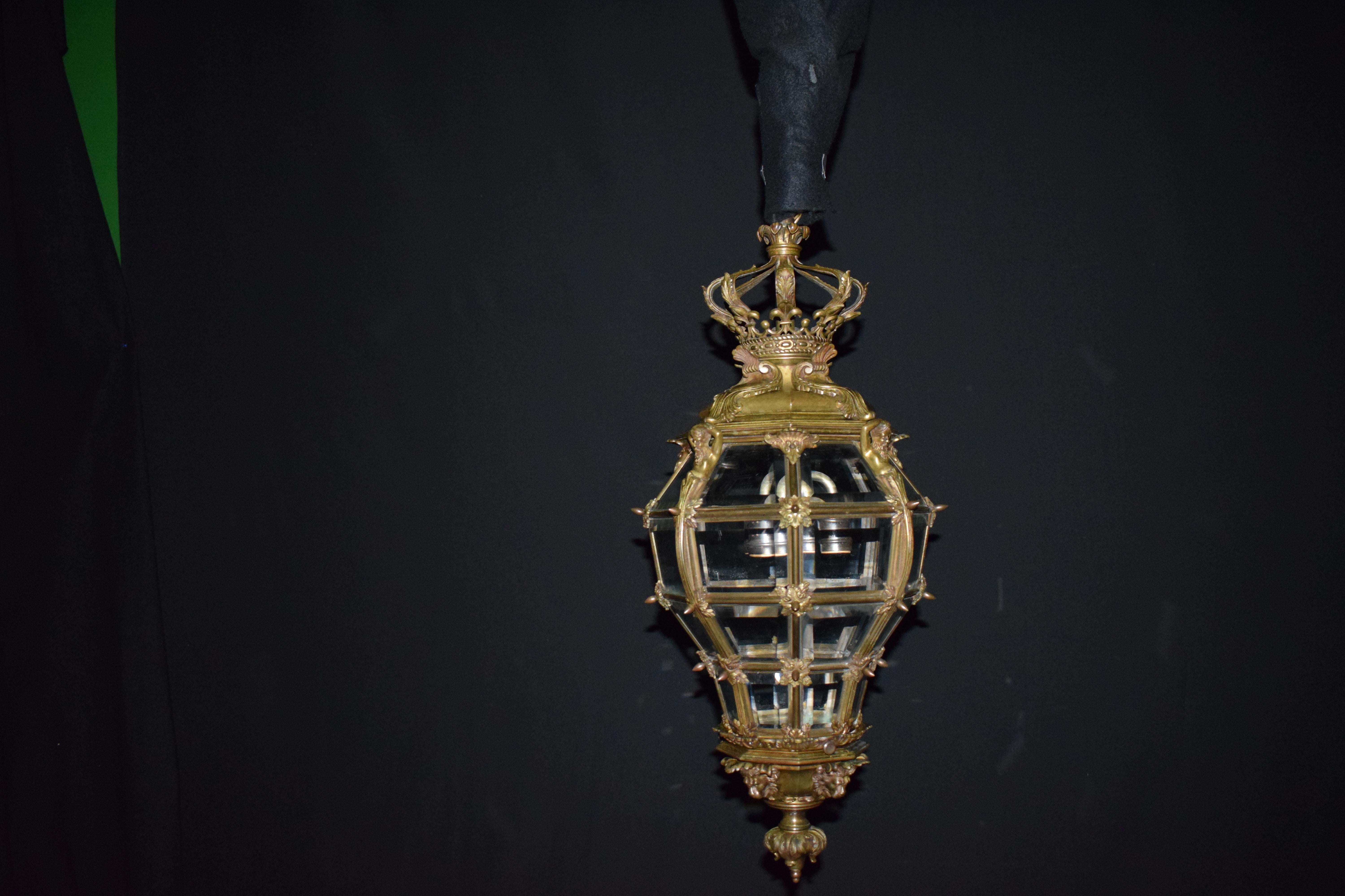 Lanterne en bronze avec panneaux de cristal biseautés à la main. 3 lumières
Dimensions : Hauteur 28